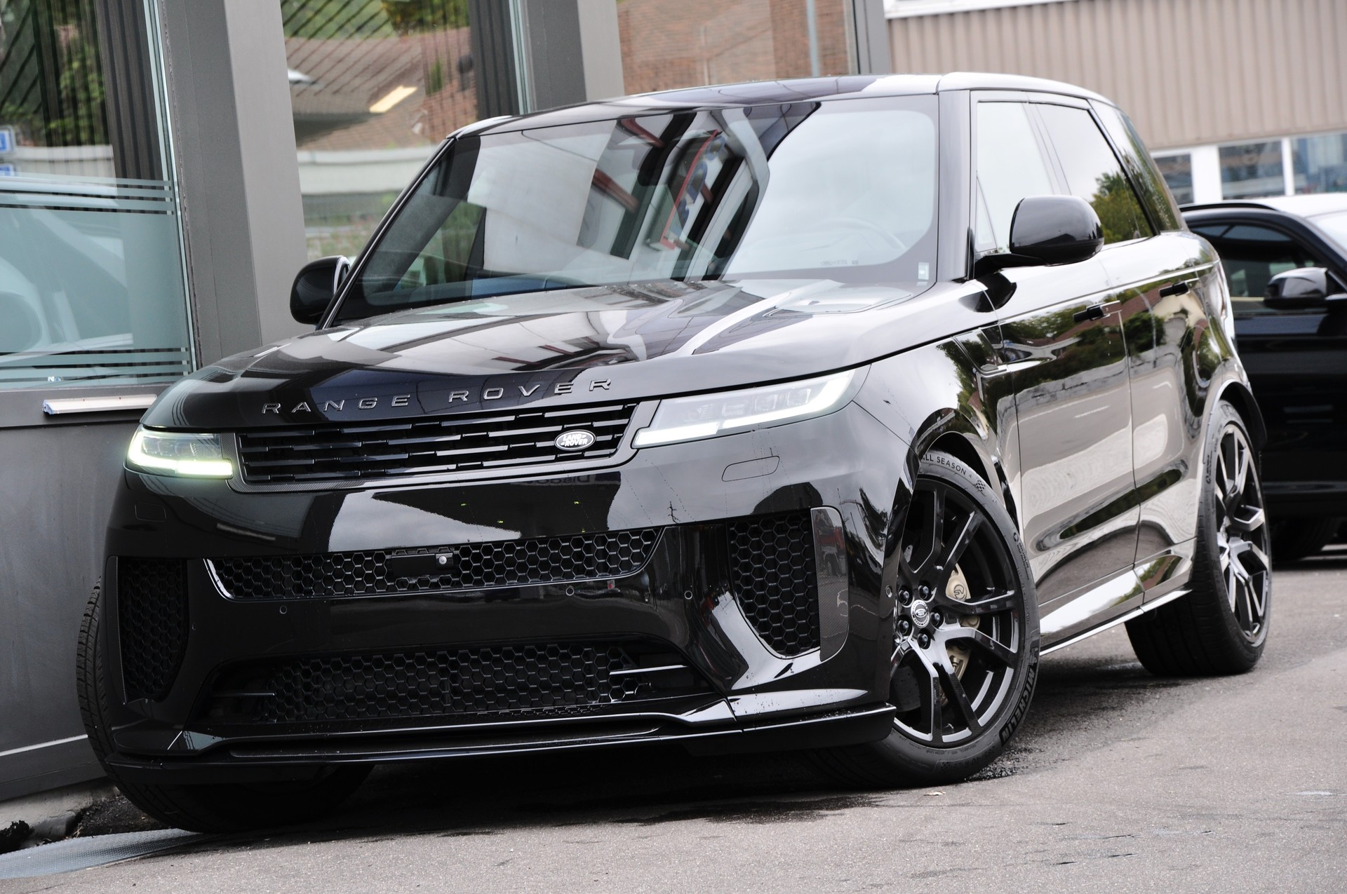 LAND ROVER Range Rover Sport P635 4.4 V8 SV Edition One-showroom-element-1
