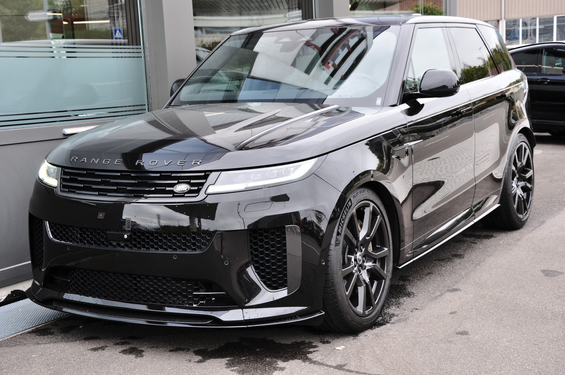 LAND ROVER Range Rover Sport P635 4.4 V8 SV Edition One-showroom-element-2
