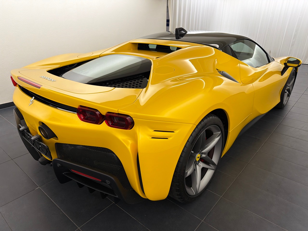 FERRARI SF90 Stradale-showroom-element-2
