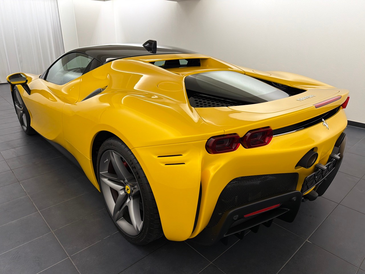 FERRARI SF90 Stradale-showroom-element-1