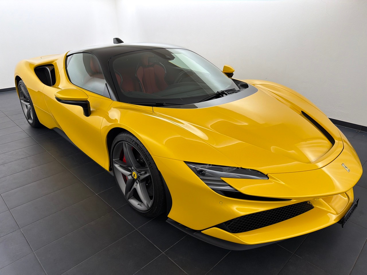 FERRARI SF90 Stradale-showroom-element-3