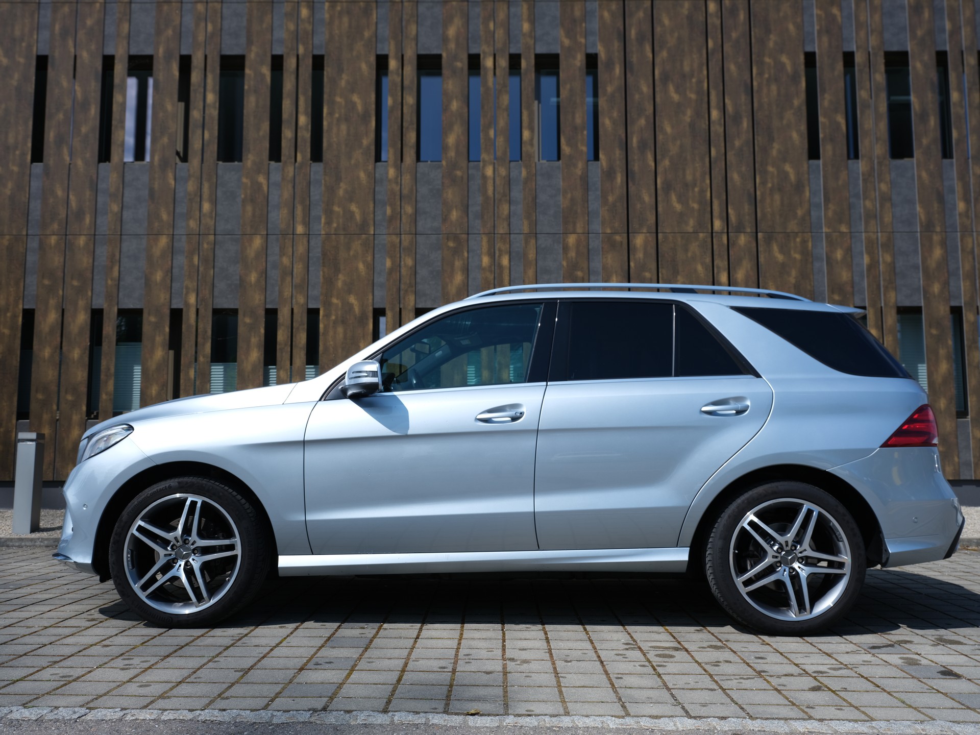 MERCEDES-BENZ GLE 350 d 4Matic AMG-Line 9G-Tronic-image-4