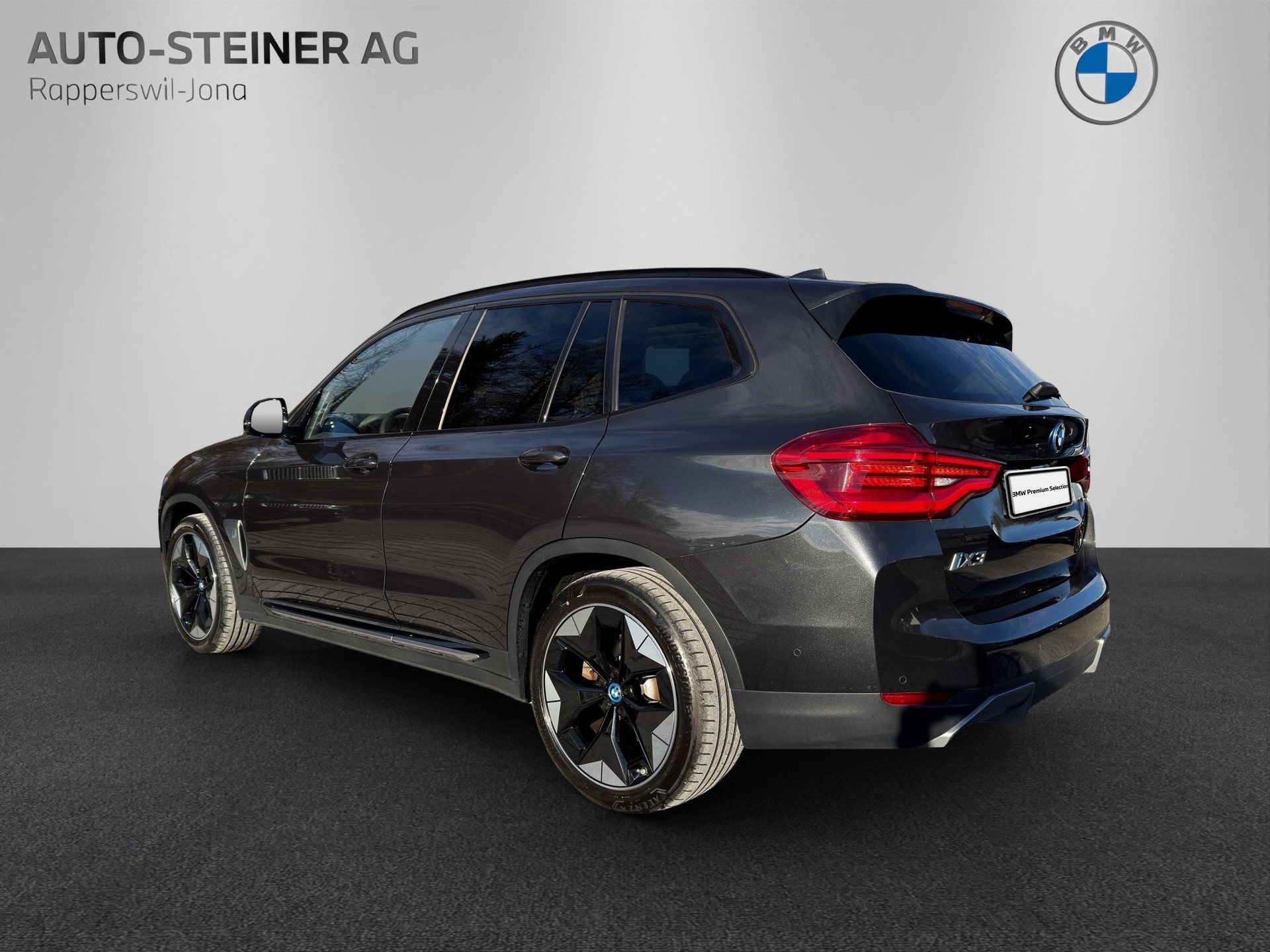 BMW iX3 Impressive-showroom-element-2