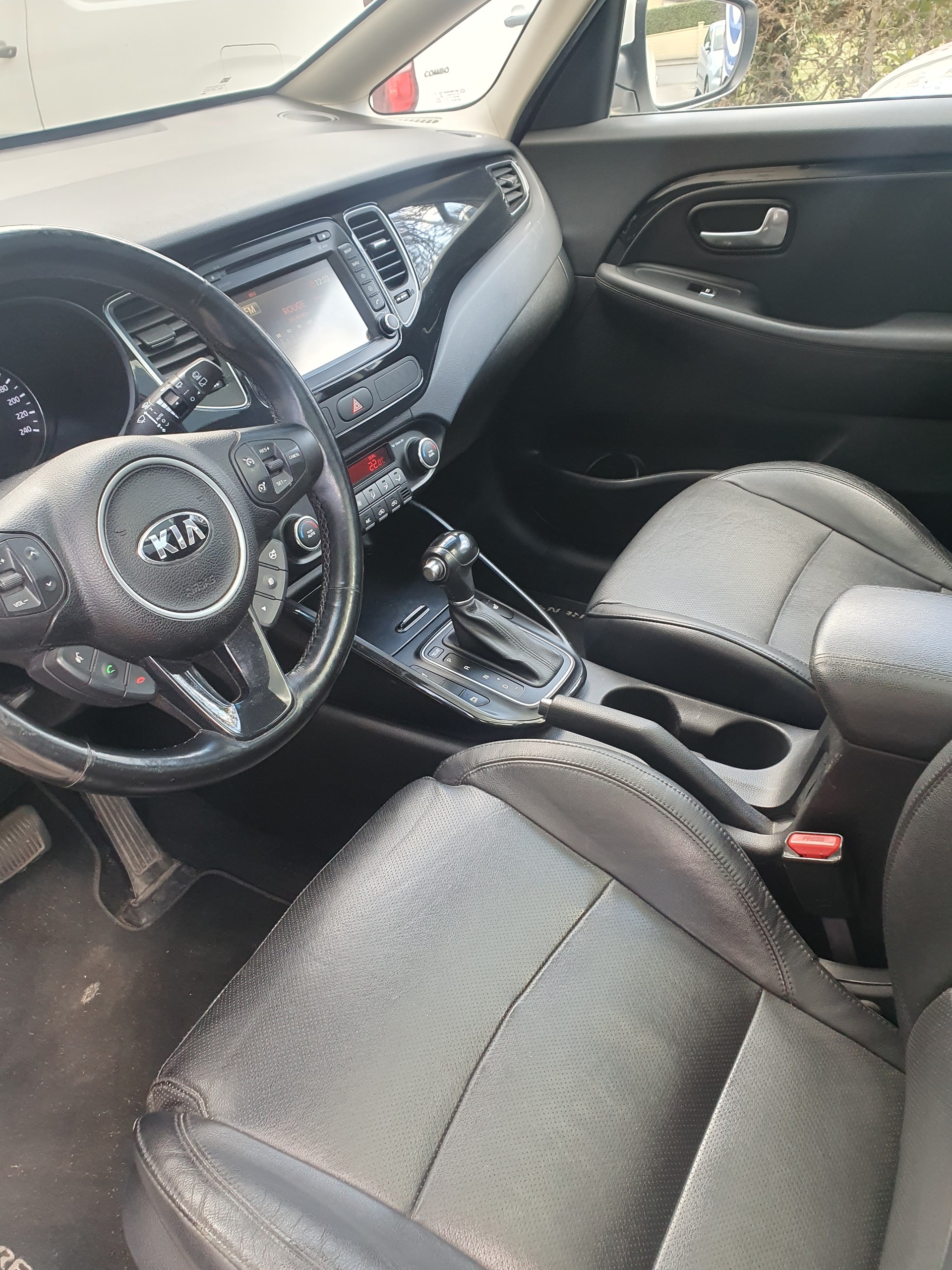 KIA Carens 1.7 CRDi Trend DCT-image-5