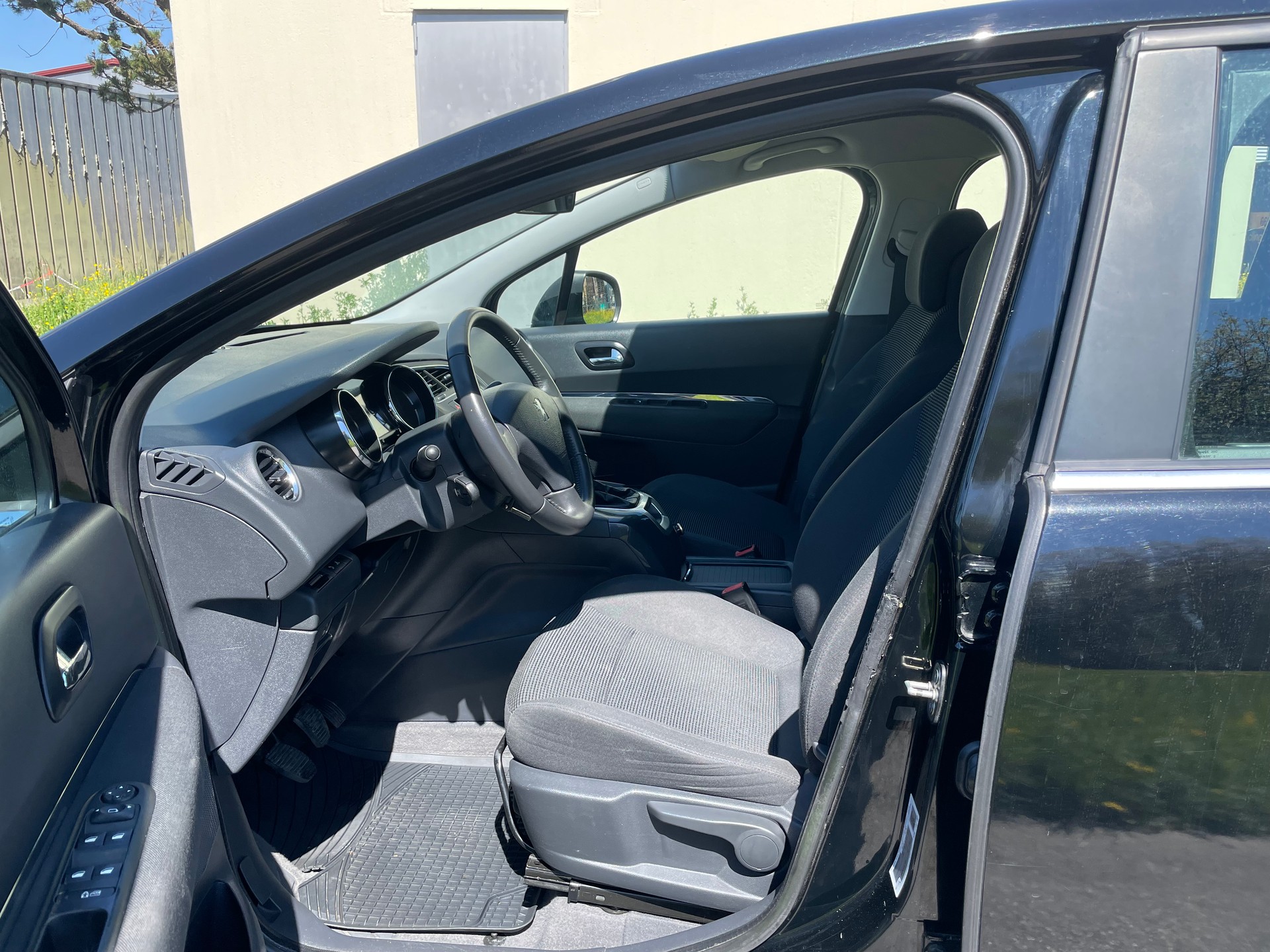 PEUGEOT 5008 1.6 16V VTI Active-image-6
