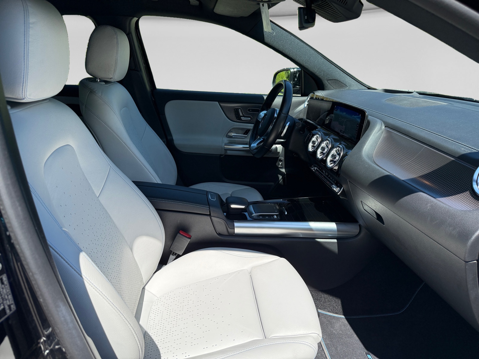 MERCEDES-BENZ EQA 250 AMG Line-image-17