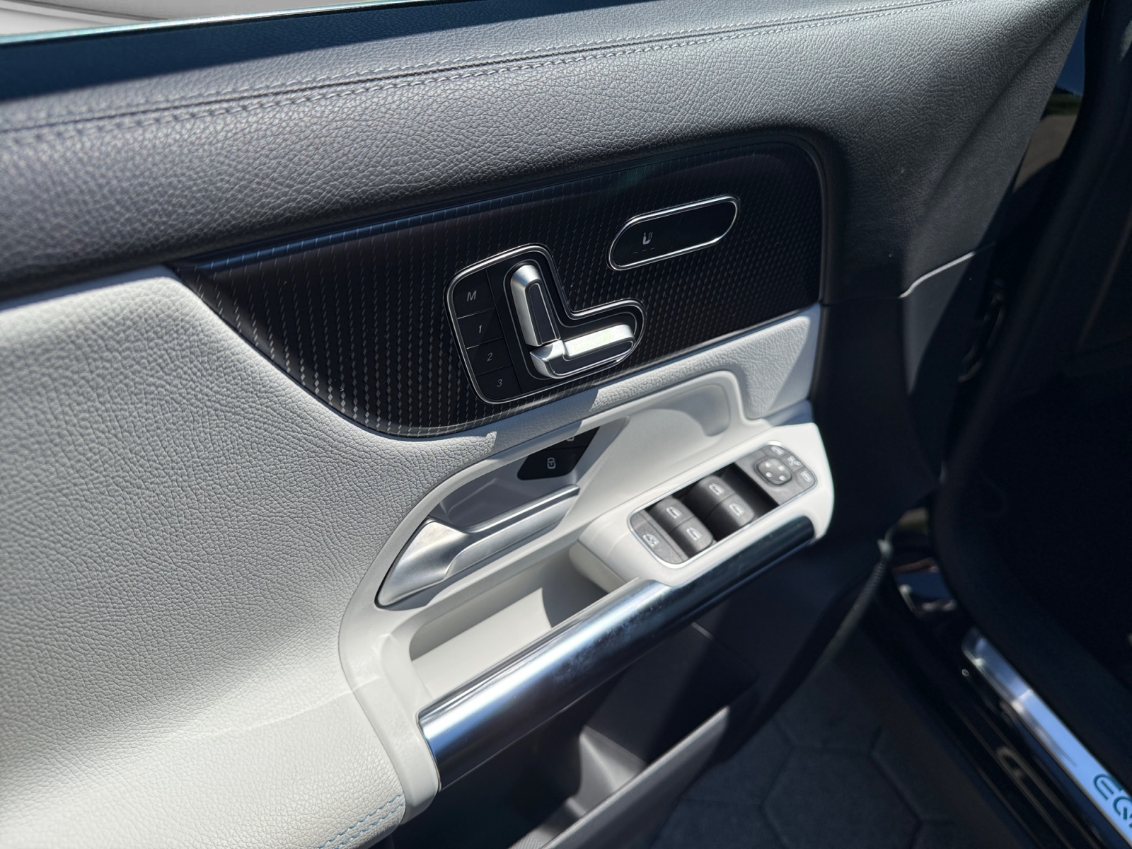 MERCEDES-BENZ EQA 250 AMG Line-image-11