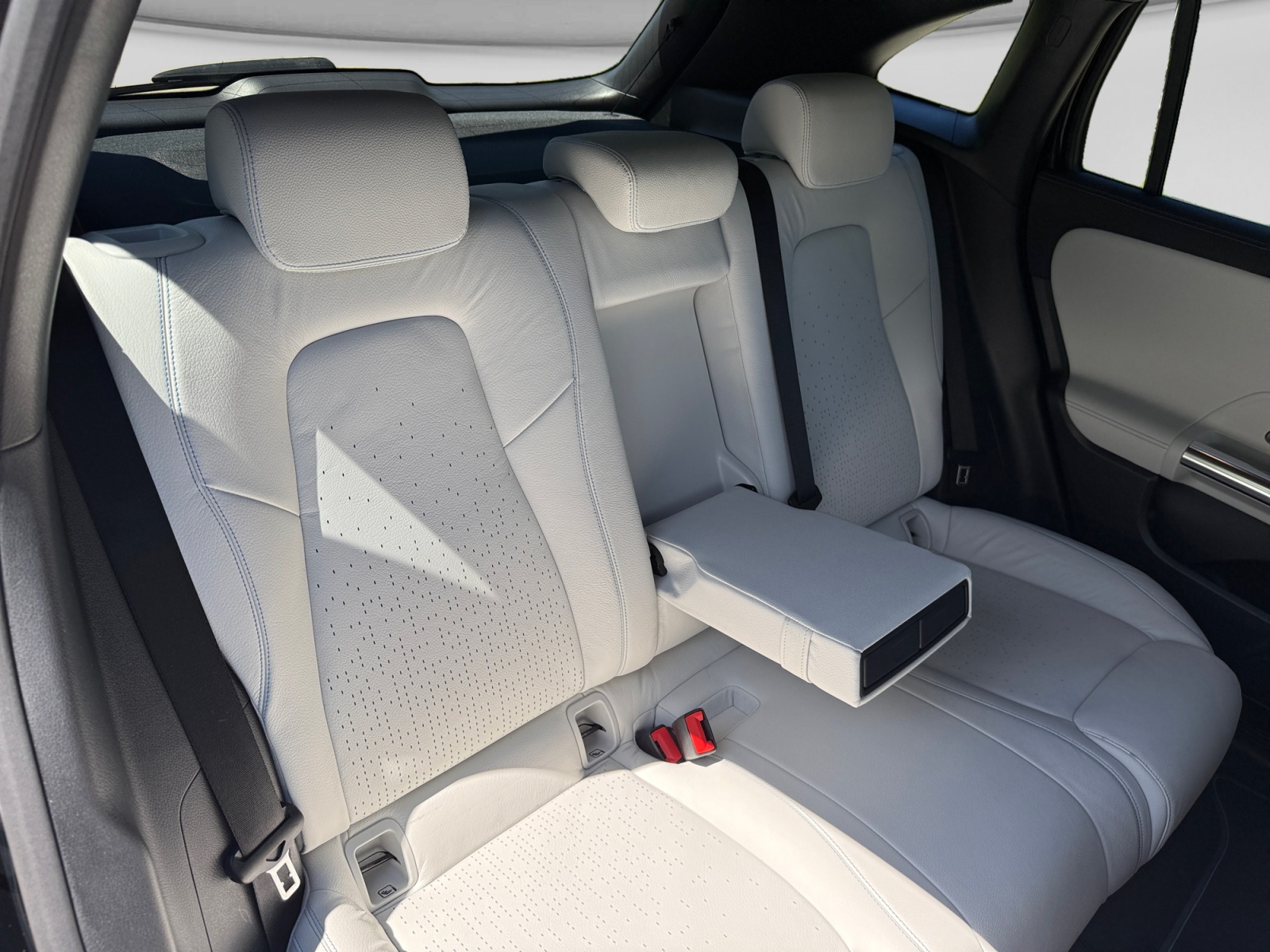 MERCEDES-BENZ EQA 250 AMG Line-image-18
