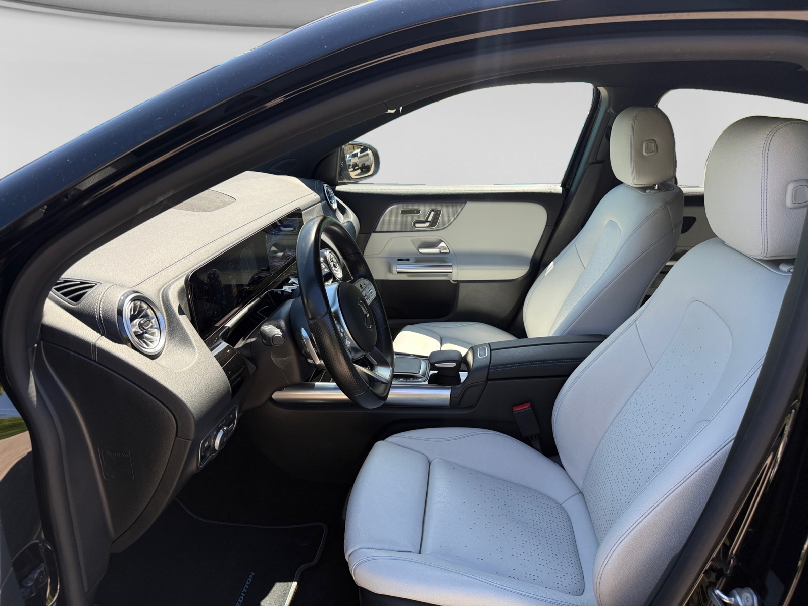 MERCEDES-BENZ EQA 250 AMG Line-image-10