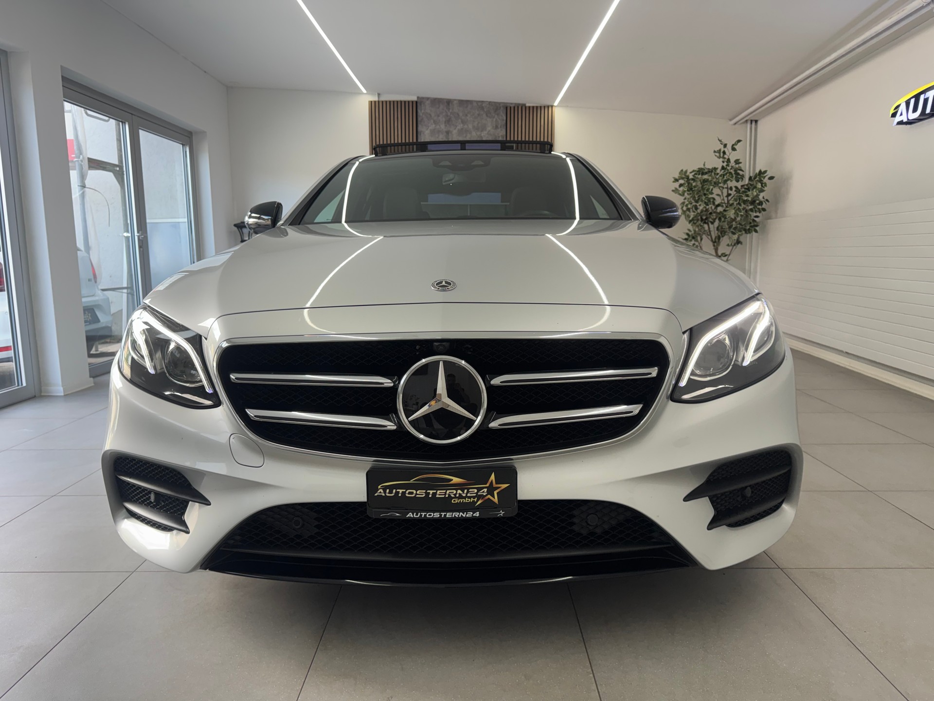 MERCEDES-BENZ E 220d Swiss Star AMG Line 4Matic 9G-Tronic*CH-Fahrzeug*Panoramadach*Frisch MFK*-showroom-element-2