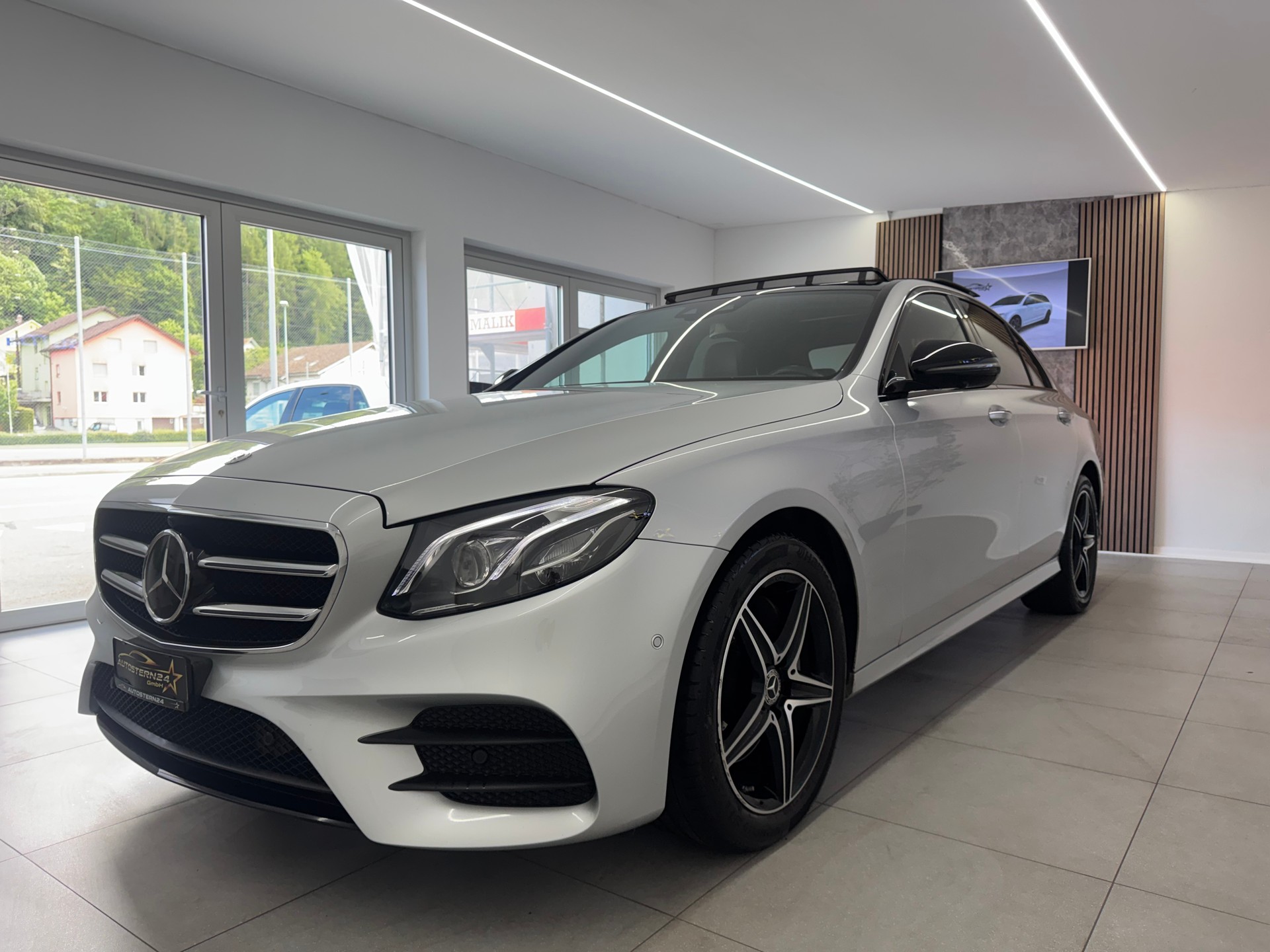 MERCEDES-BENZ E 220d Swiss Star AMG Line 4Matic 9G-Tronic*CH-Fahrzeug*Panoramadach*Frisch MFK*