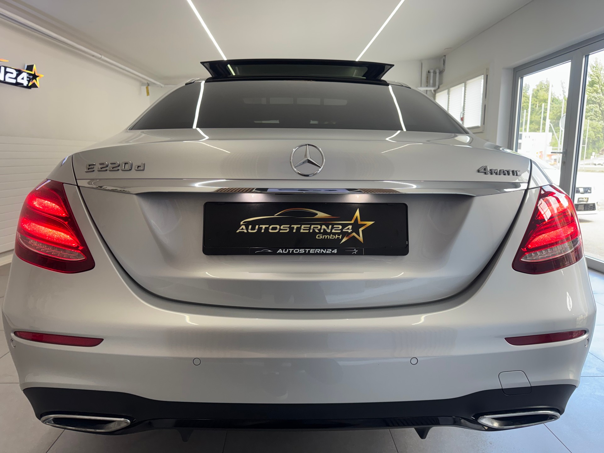 MERCEDES-BENZ E 220d Swiss Star AMG Line 4Matic 9G-Tronic*CH-Fahrzeug*Panoramadach*Frisch MFK*-showroom-element-3
