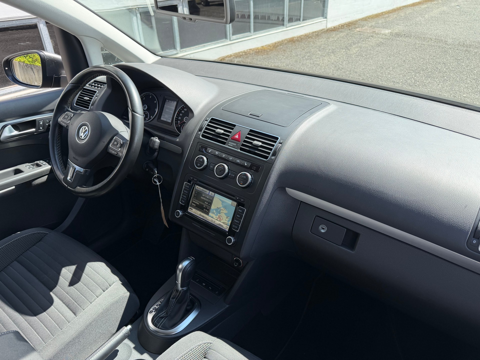VW Touran 2.0TDI Highline DSG 7 places-image-3
