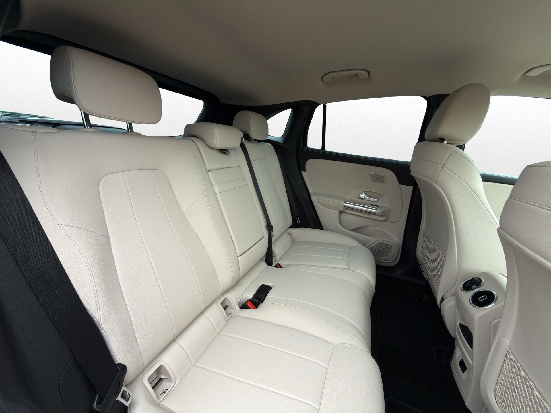 MERCEDES-BENZ EQA 250-image-29