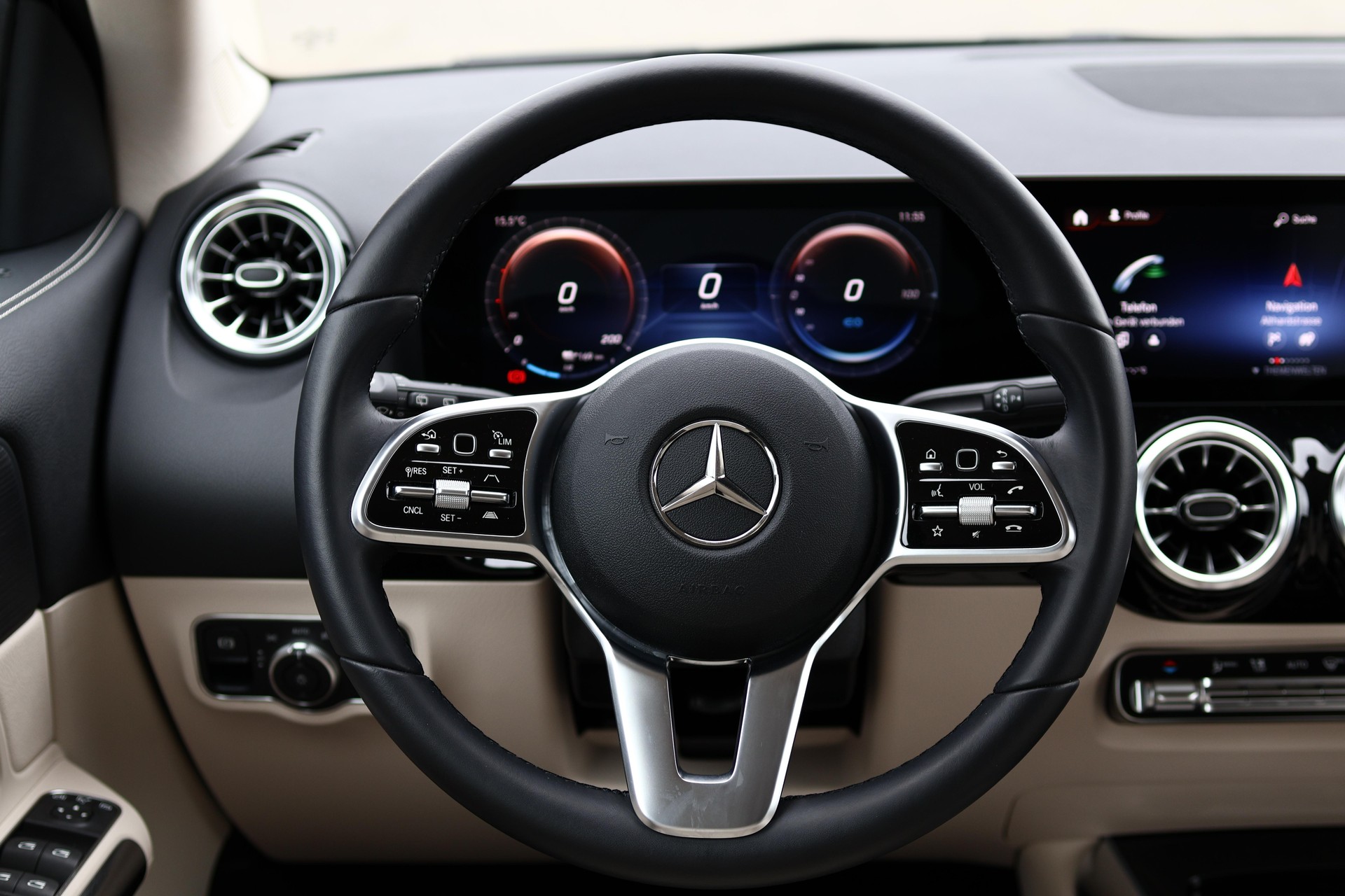 MERCEDES-BENZ EQA 250-image-18
