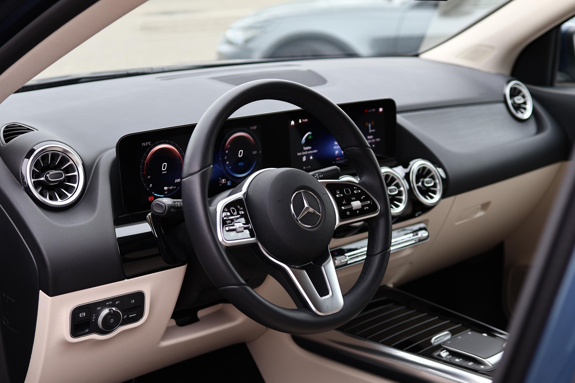 MERCEDES-BENZ EQA 250-image-13