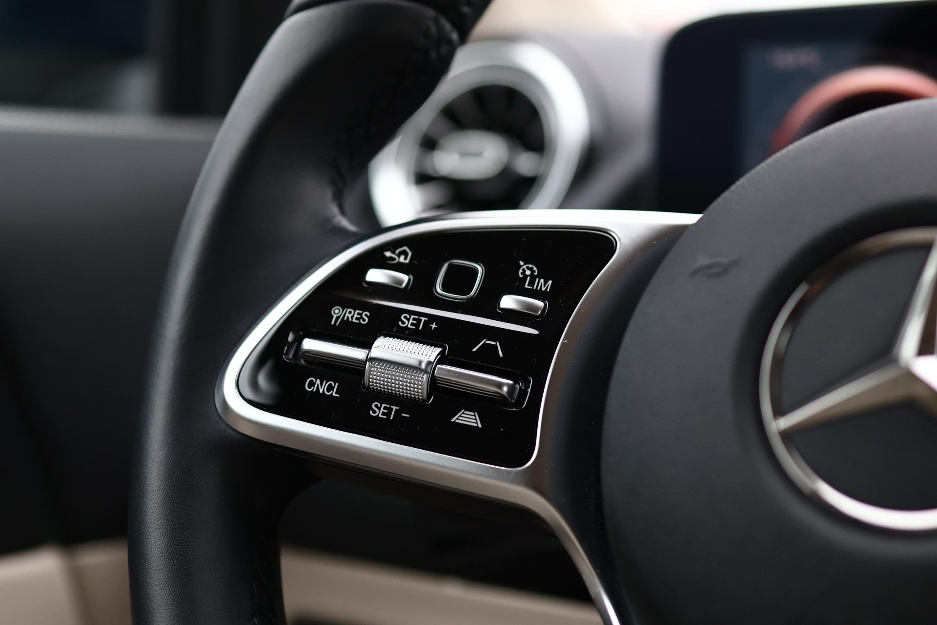 MERCEDES-BENZ EQA 250-image-21