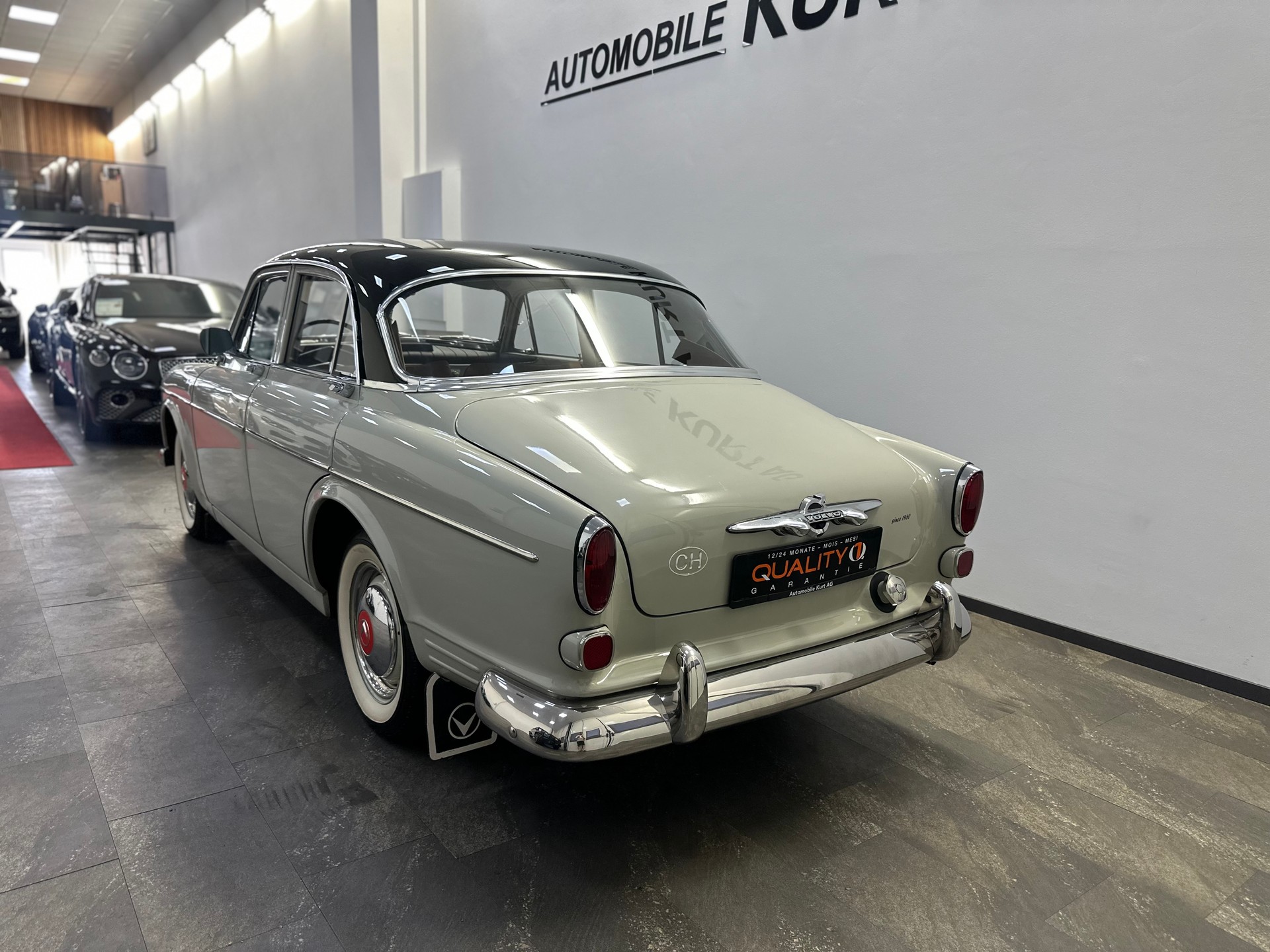 VOLVO P12132-showroom-element-3