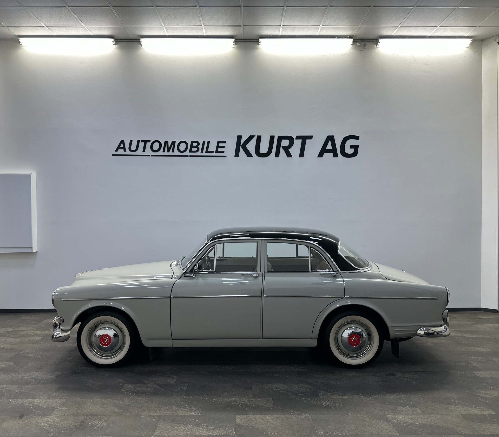 VOLVO P12132-showroom-element-2