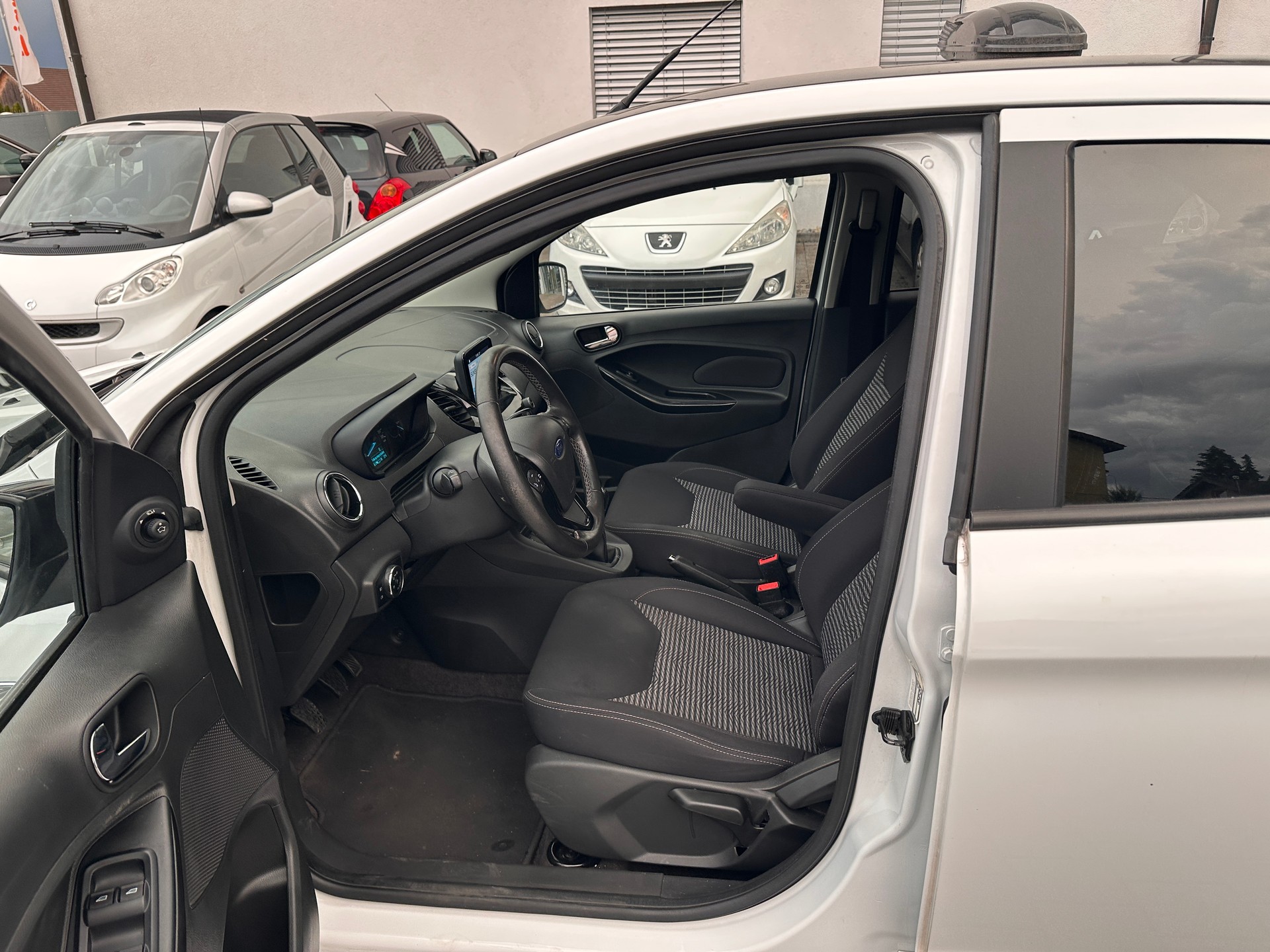 FORD KA+ 1.2 Ti-VCT Black Edition-image-7
