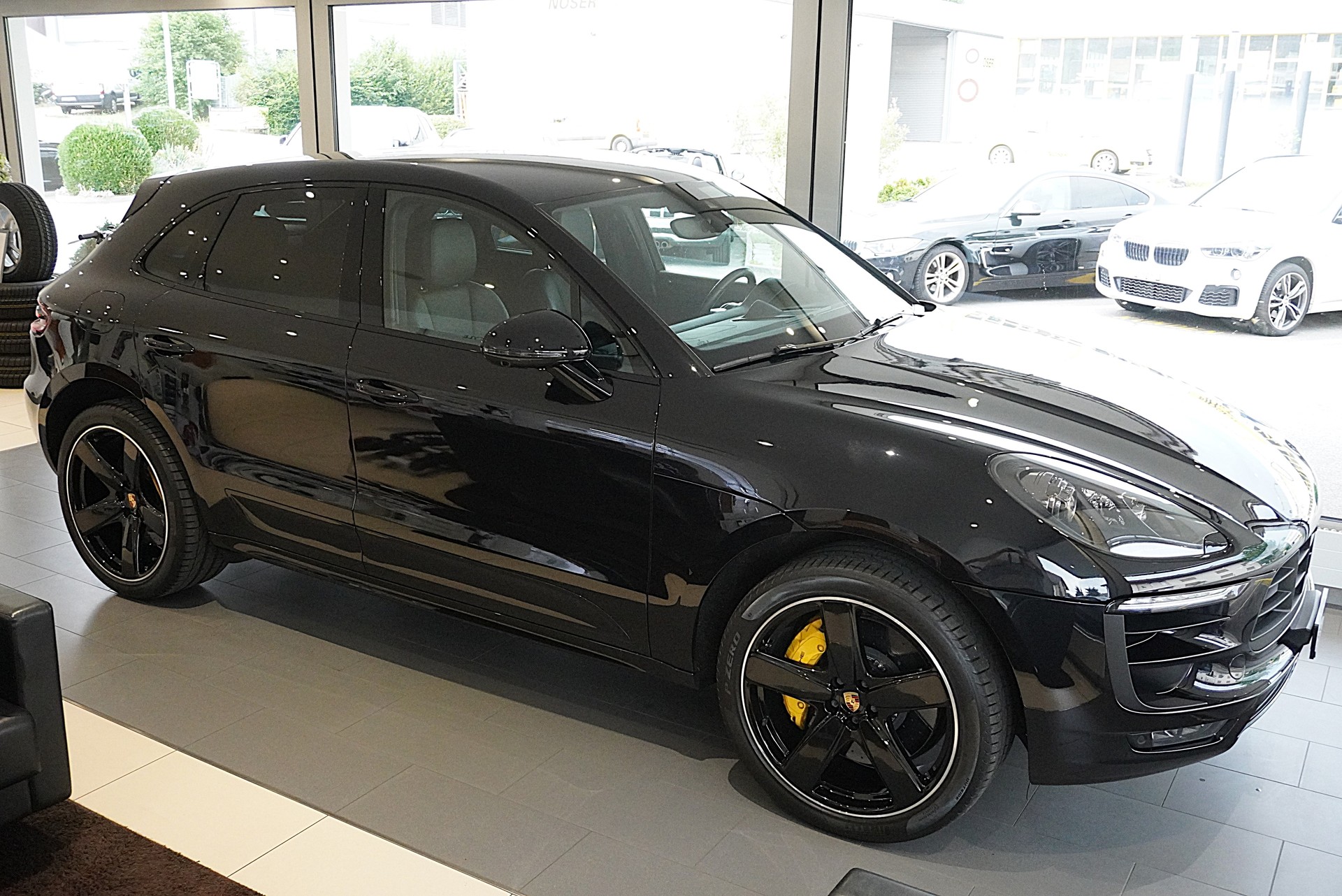 PORSCHE Macan Turbo PDK-showroom-element-2