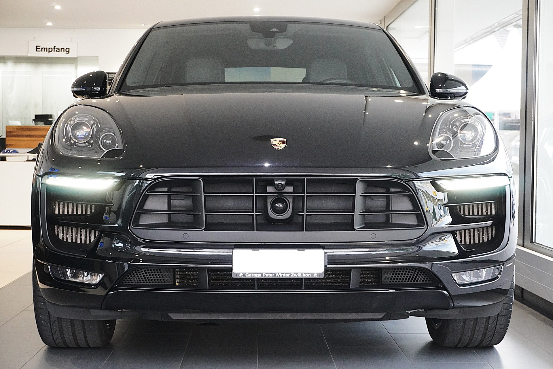 PORSCHE Macan Turbo PDK-showroom-element-1