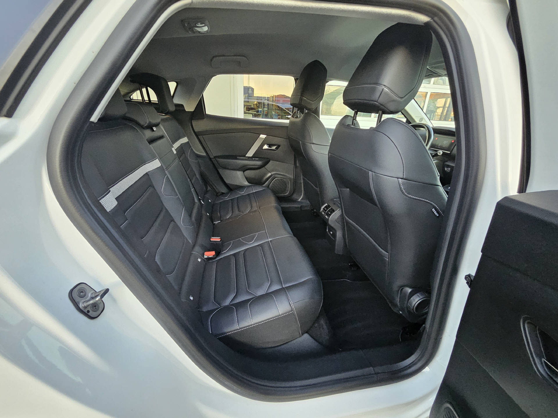 CITROEN C4 1.2 PureTech Shine * Absolute Top Ausstattung *-image-17
