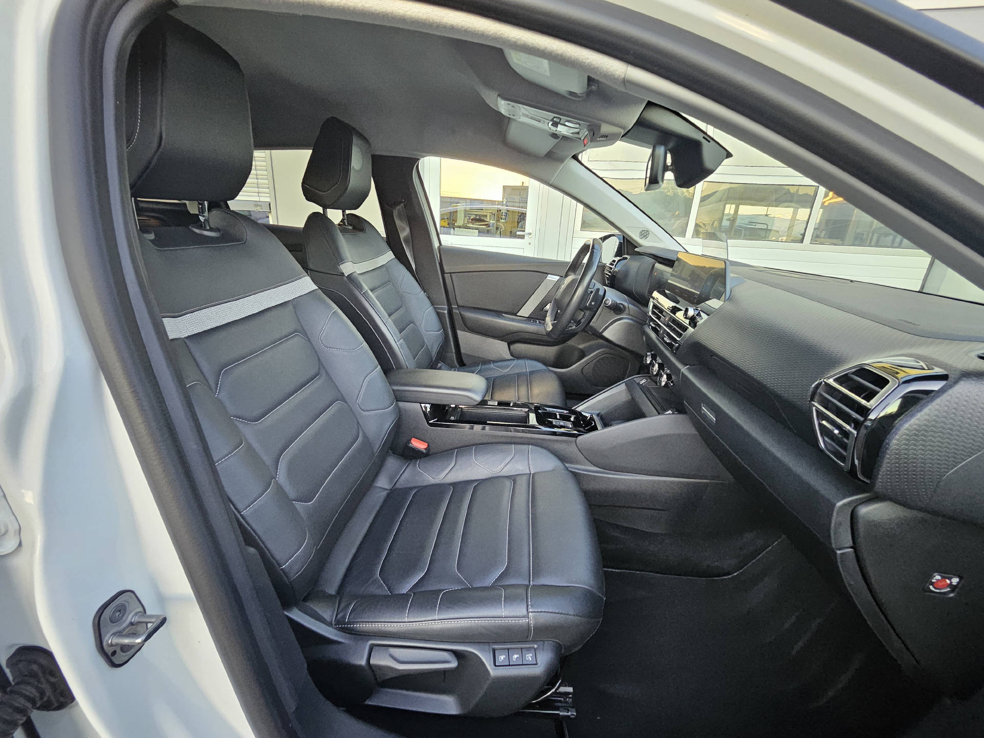 CITROEN C4 1.2 PureTech Shine * Absolute Top Ausstattung *-image-18
