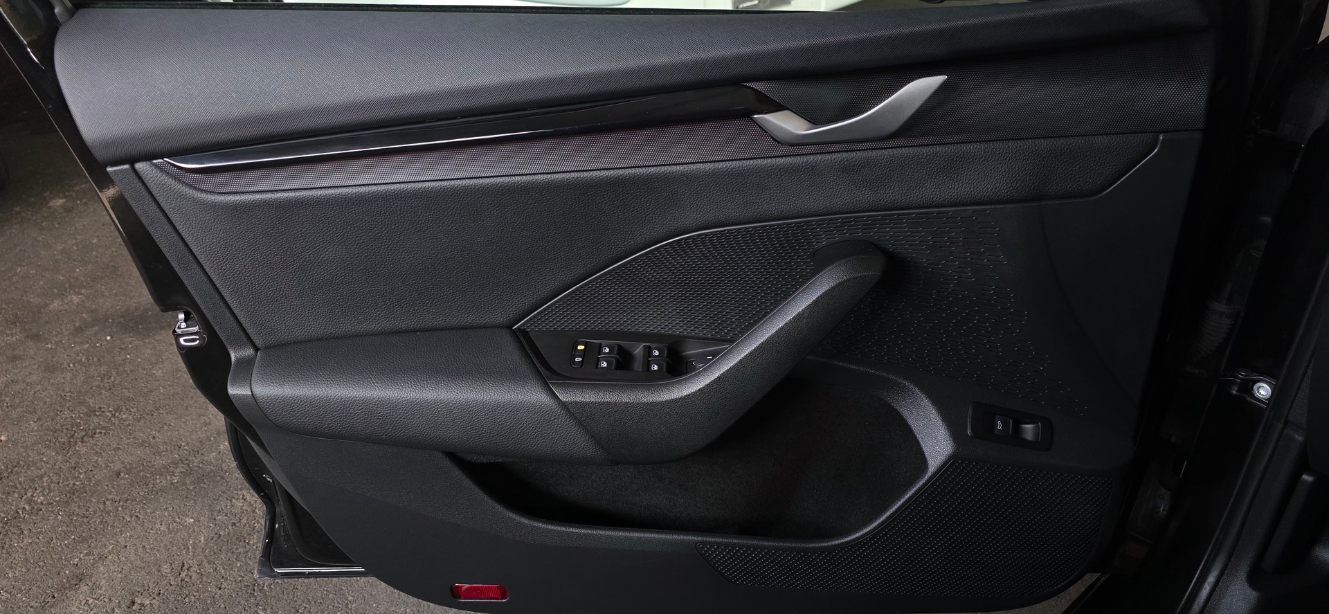SKODA Octavia Combi 2.0 TSI DSG RS-image-17