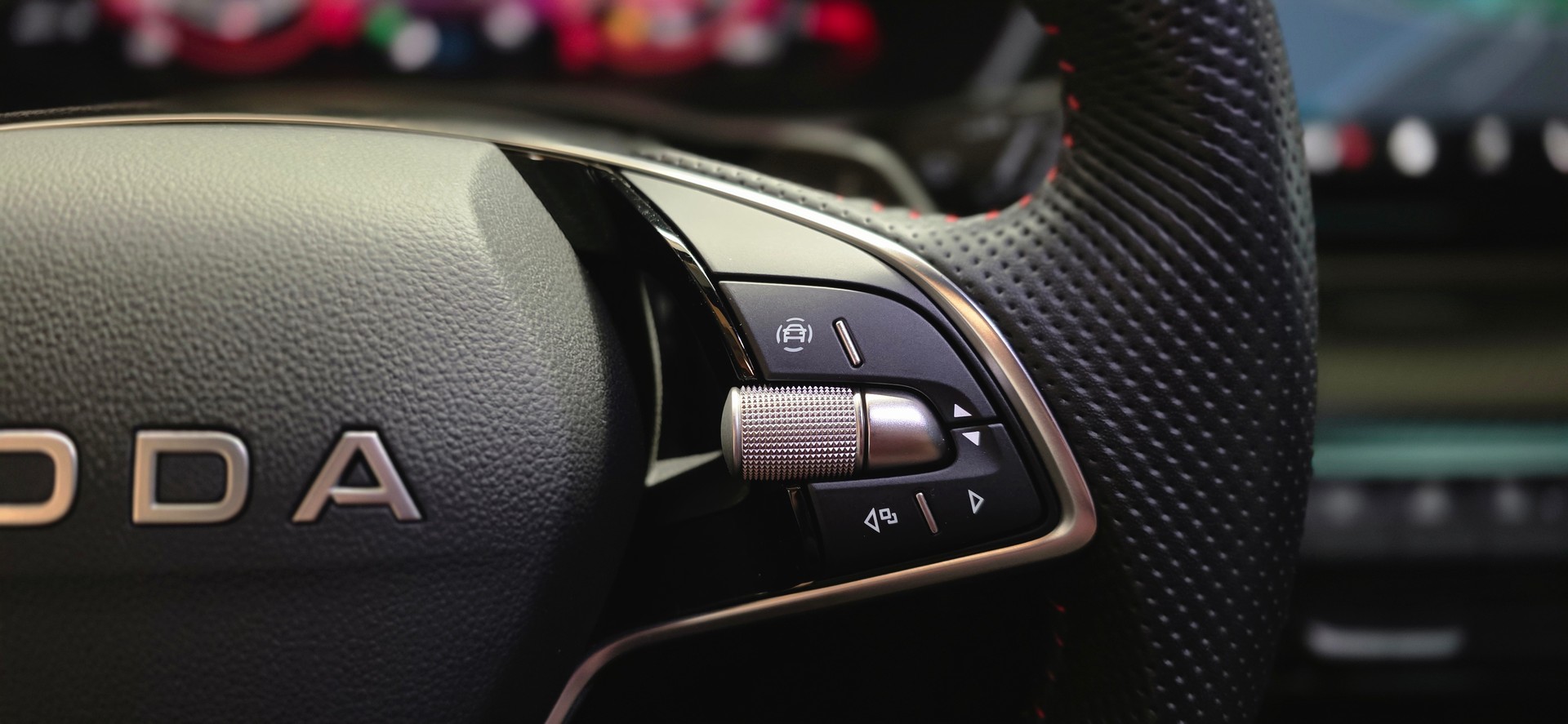 SKODA Octavia Combi 2.0 TSI DSG RS-image-13
