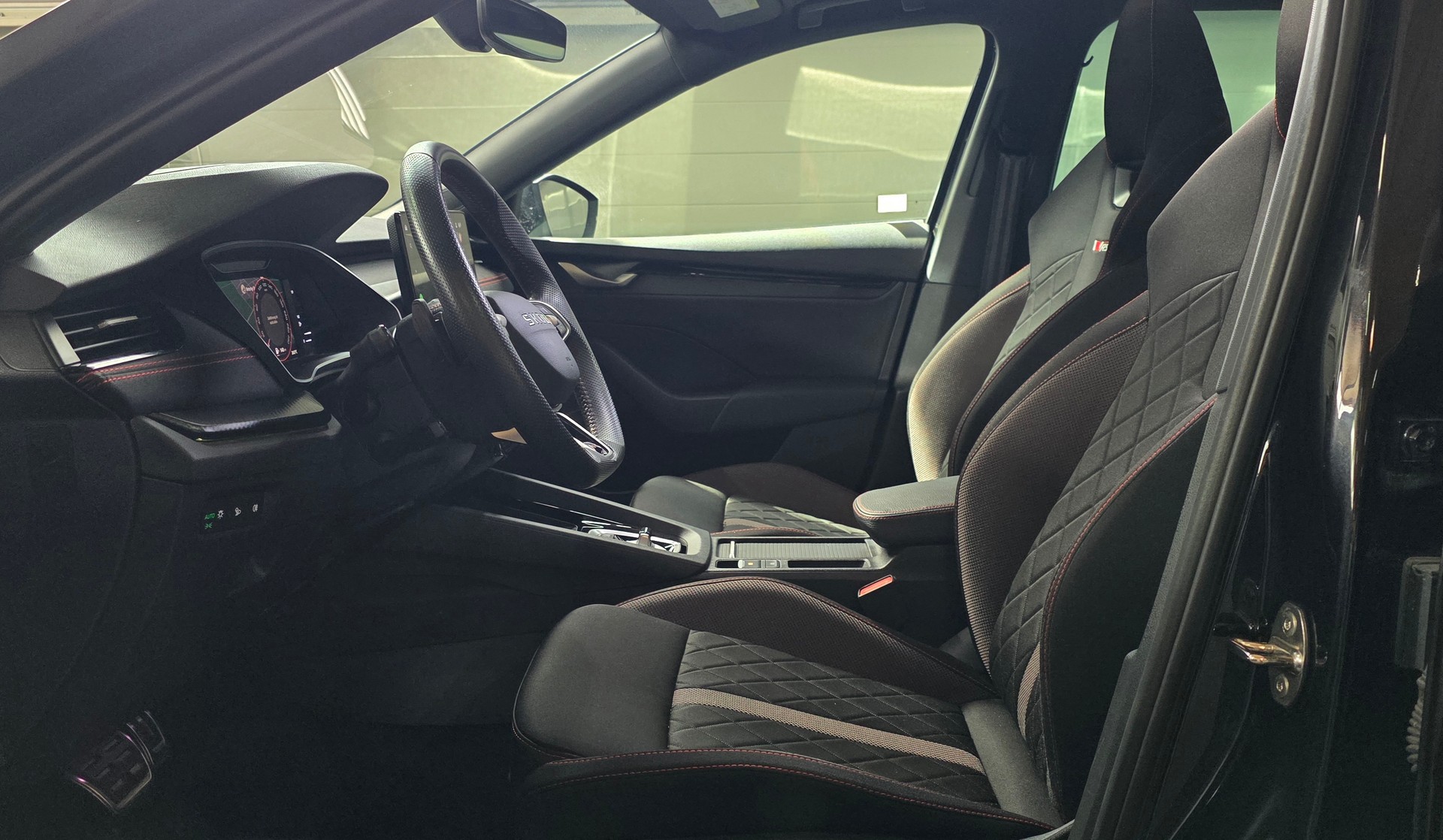 SKODA Octavia Combi 2.0 TSI DSG RS-image-8