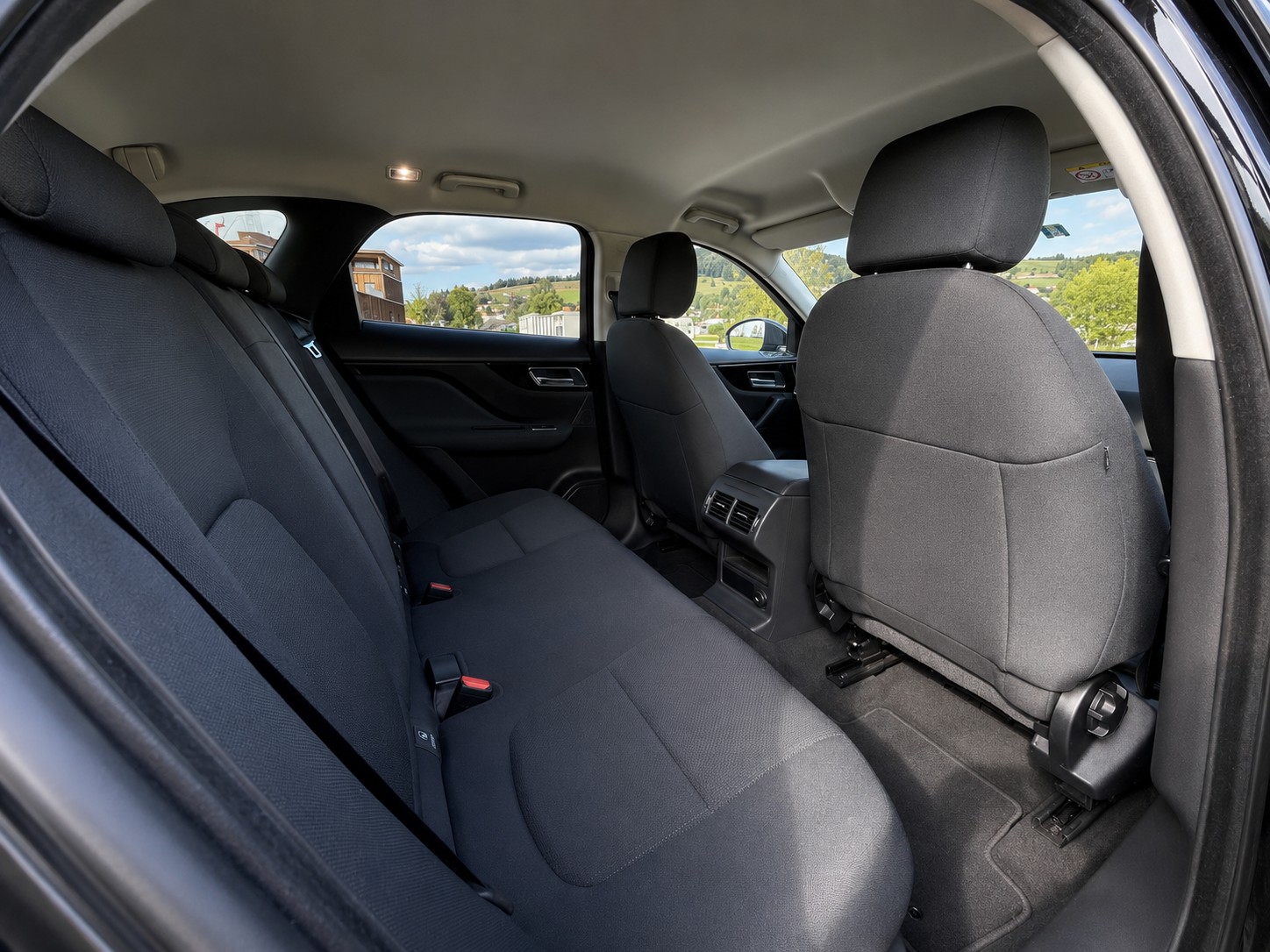 JAGUAR F-Pace 2.0d Pure AWD Automatik-image-5
