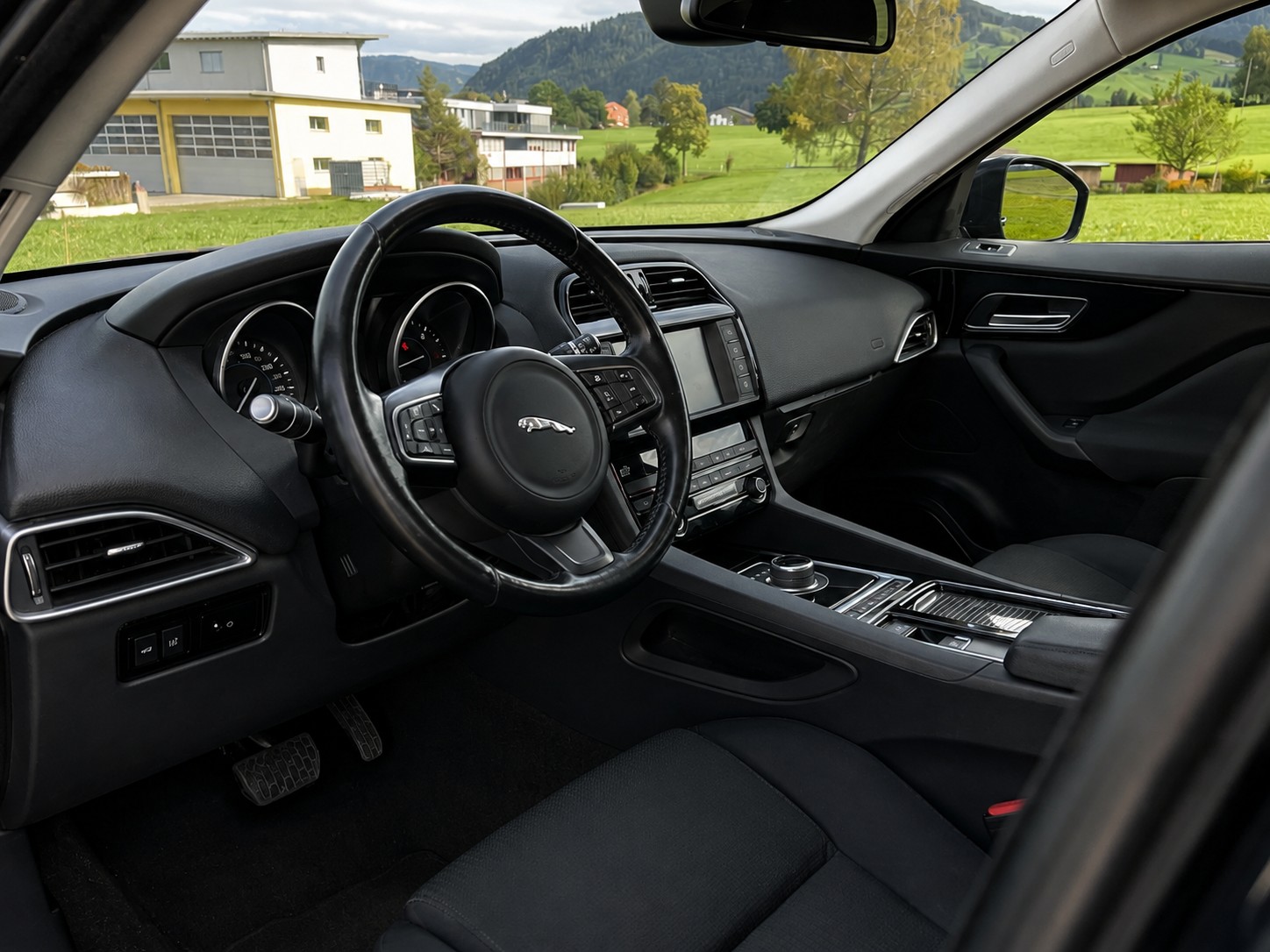 JAGUAR F-Pace 2.0d Pure AWD Automatik-showroom-element-3