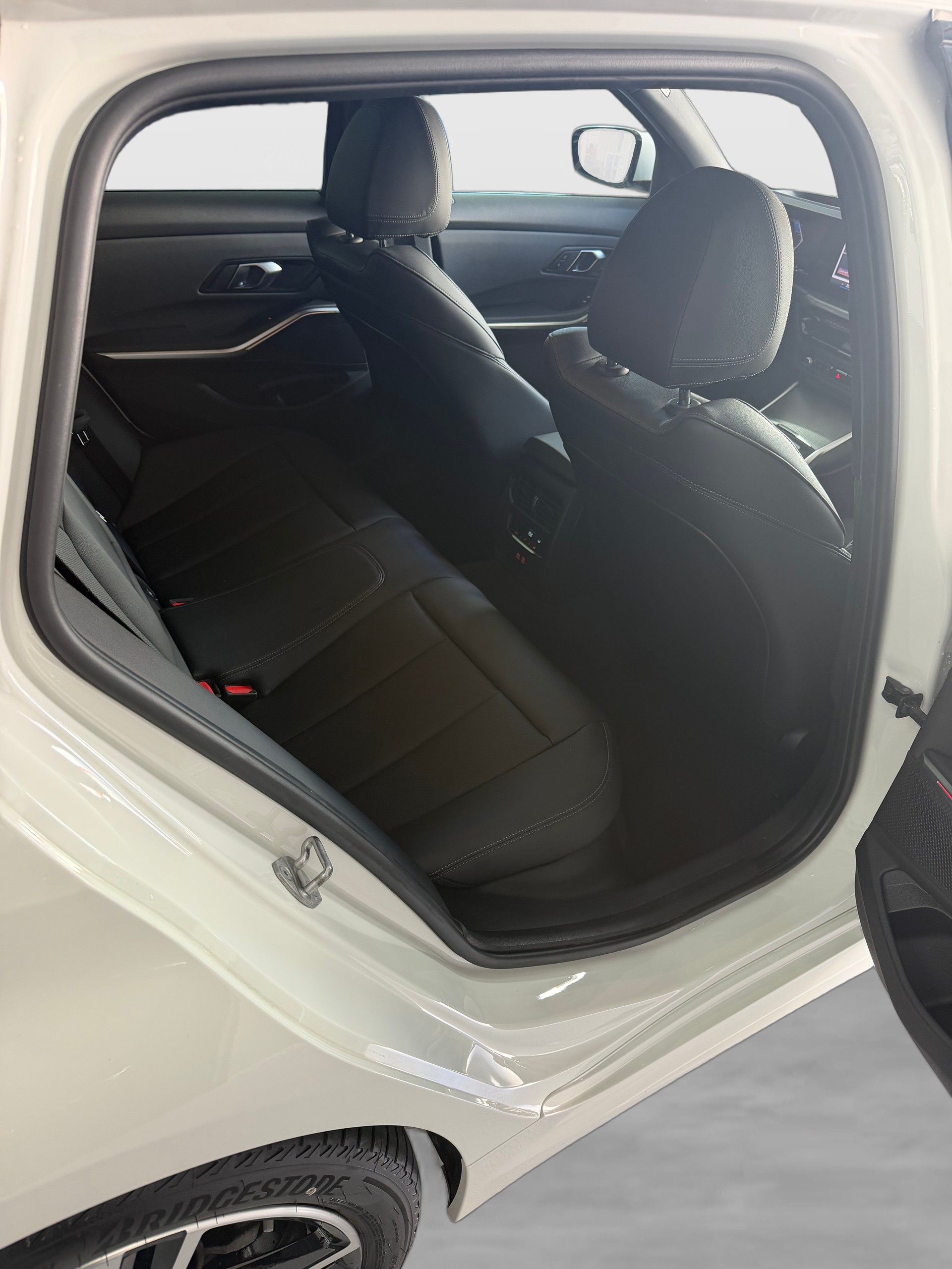 BMW 320d xDrive 48V Touring Steptronic M Sport-image-12
