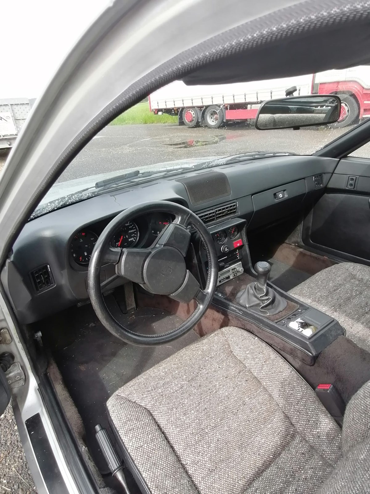PORSCHE 924 Turbo-image-1