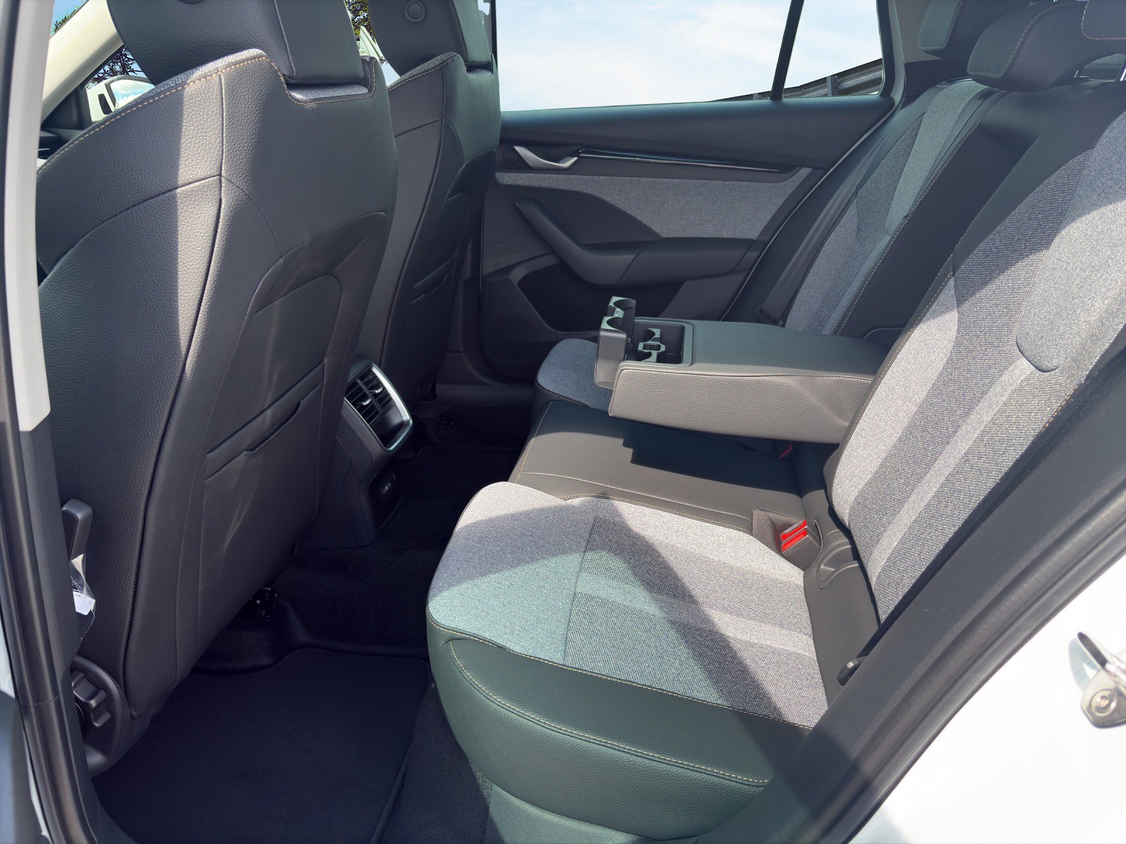 SKODA Octavia Combi 2.0 TDI DSG Selection-image-7