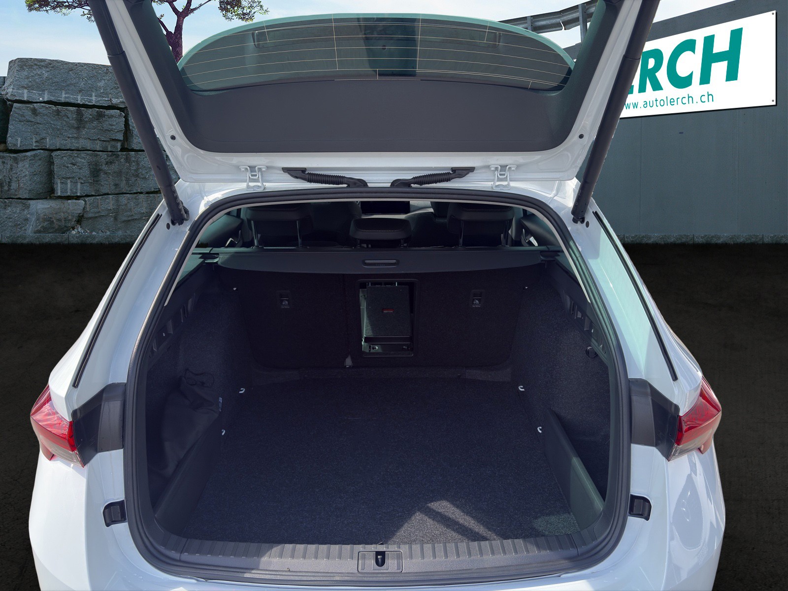 SKODA Octavia Combi 2.0 TDI DSG Selection-image-5