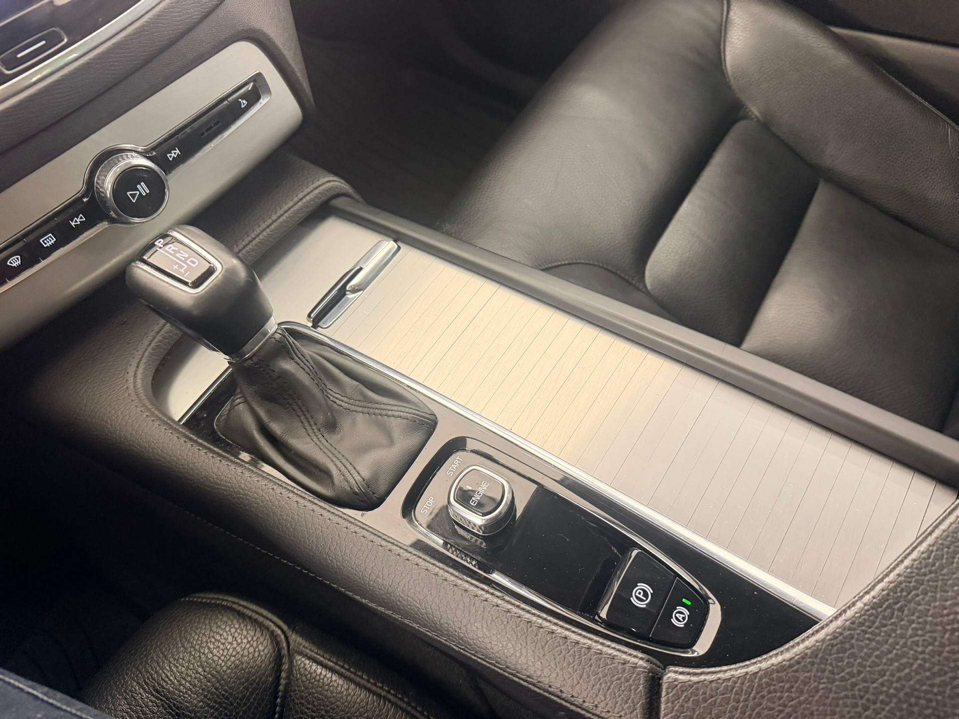 VOLVO XC90 D5 AWD Inscription Geartronic-image-24