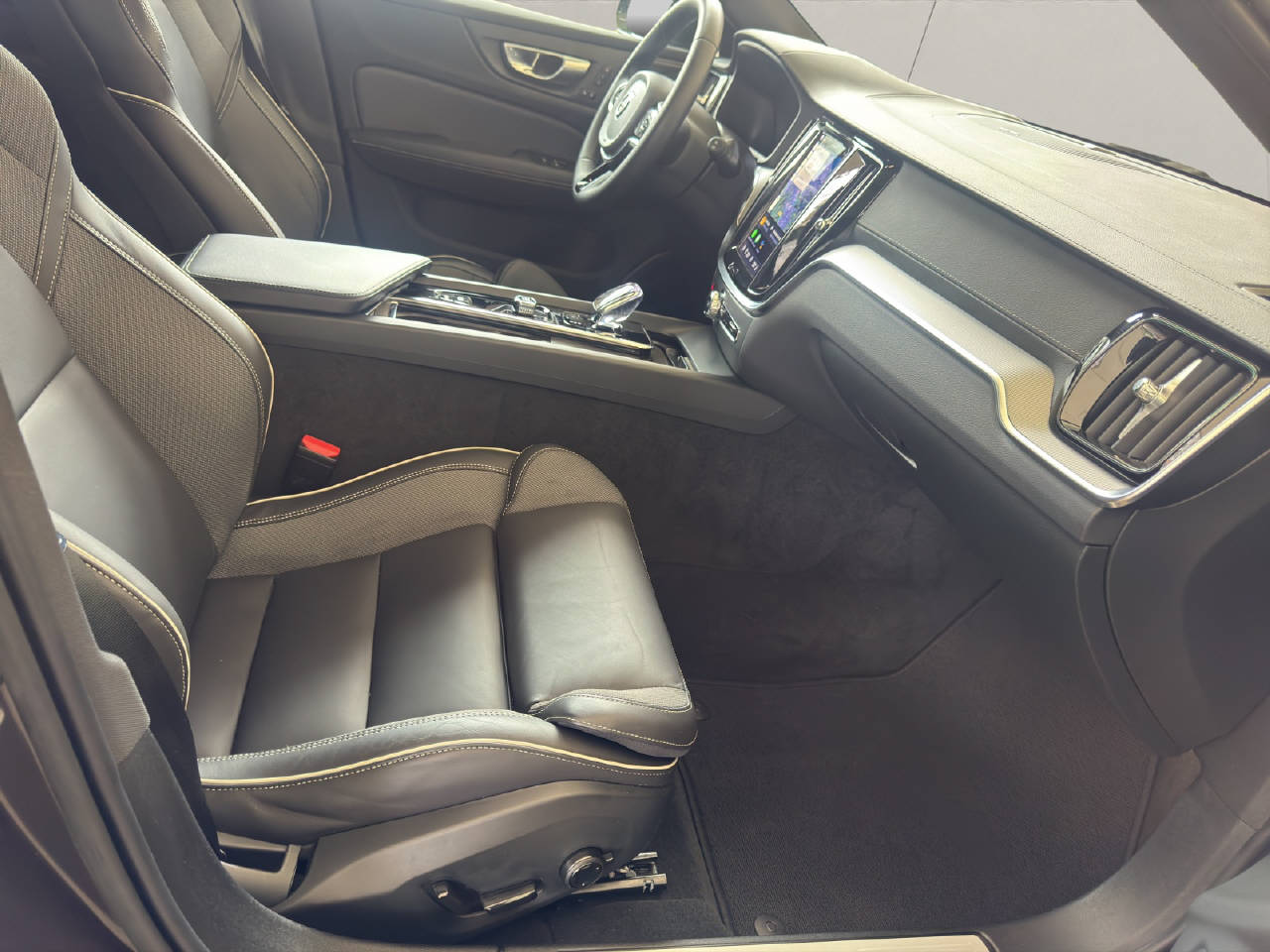 VOLVO V60 2.0 B5 Ultimate Dark AWD-image-10