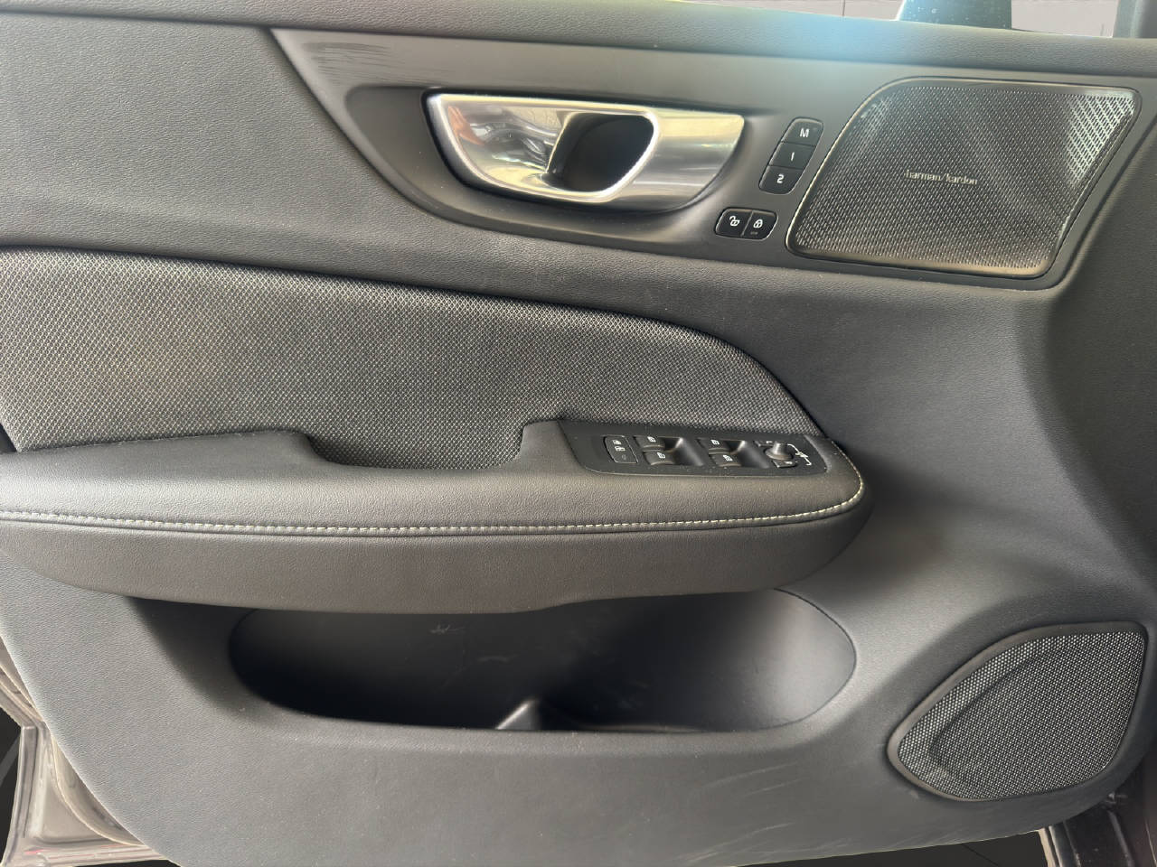 VOLVO V60 2.0 B5 Ultimate Dark AWD-image-16