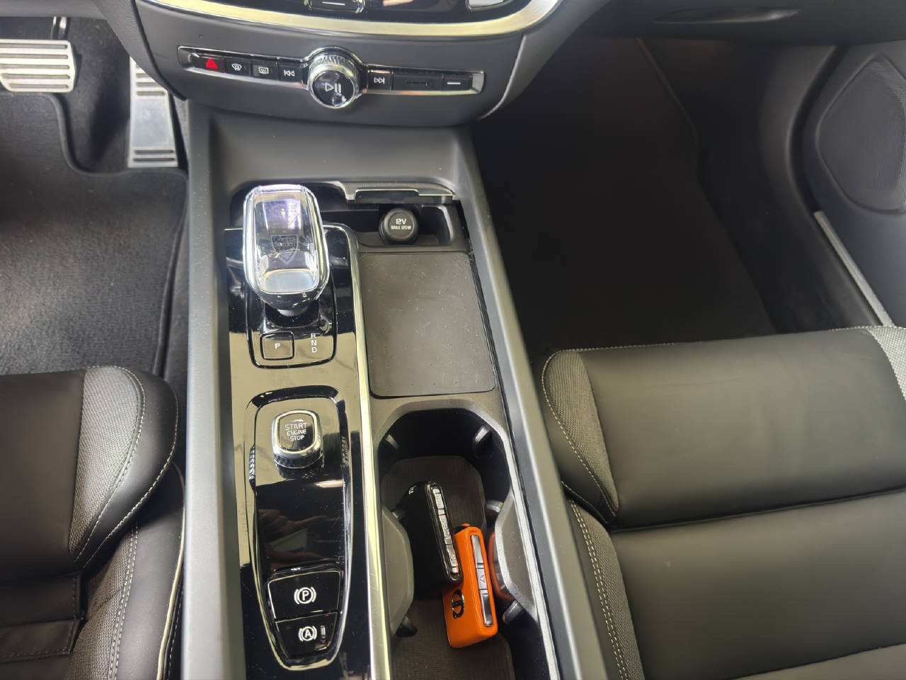 VOLVO V60 2.0 B5 Ultimate Dark AWD-image-15