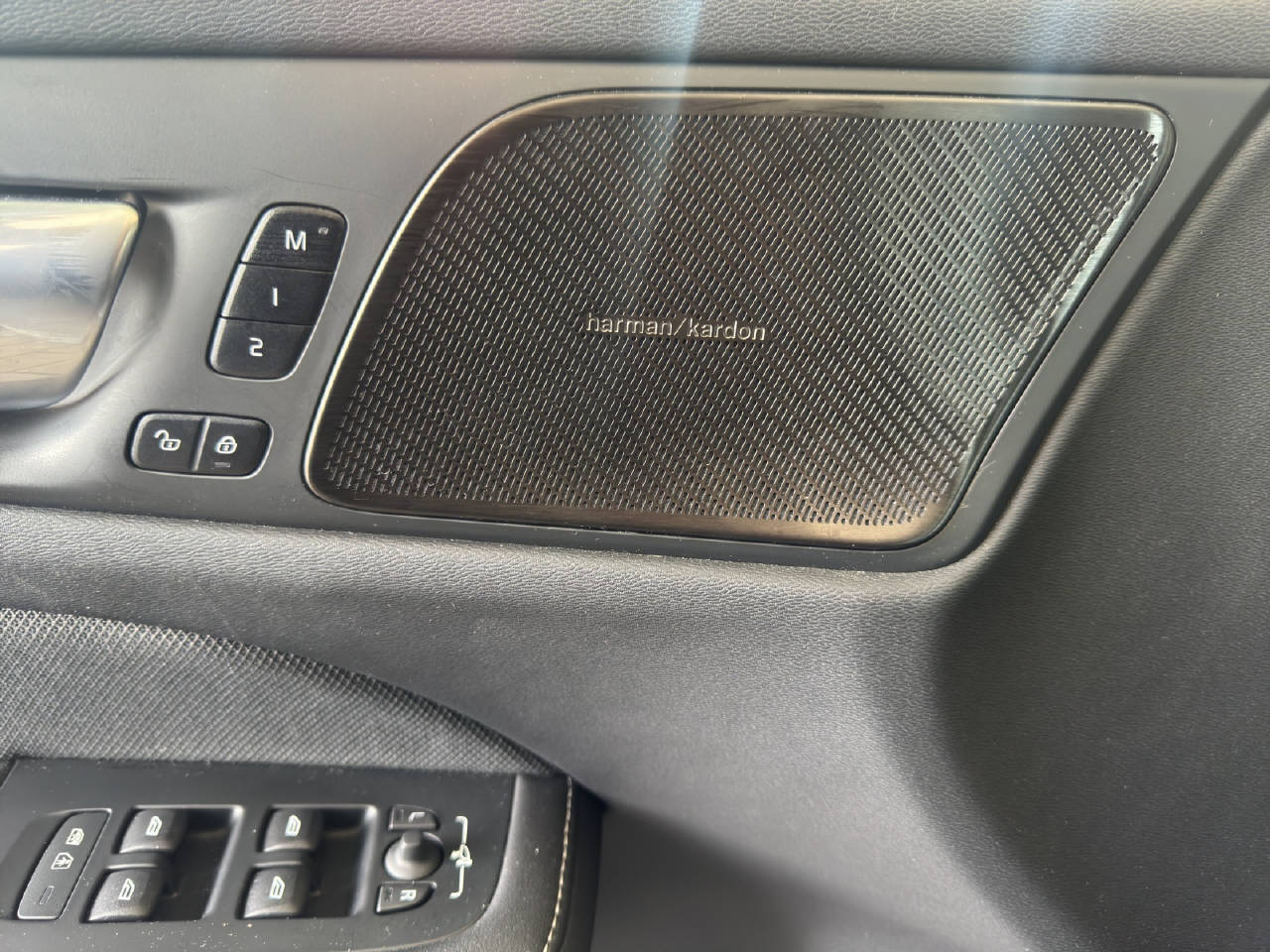 VOLVO V60 2.0 B5 Ultimate Dark AWD-image-17