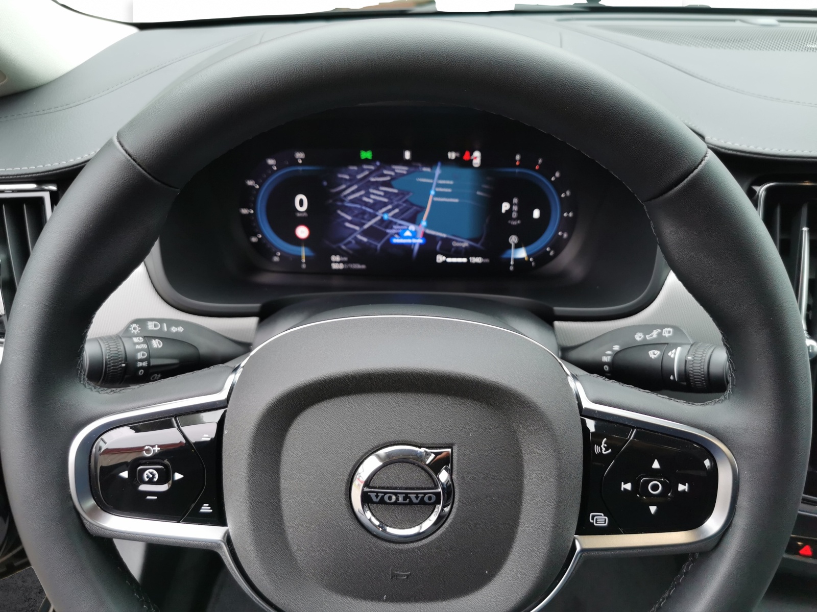 VOLVO V90 Cross Country 2.0 B5 Plus AWD-image-16