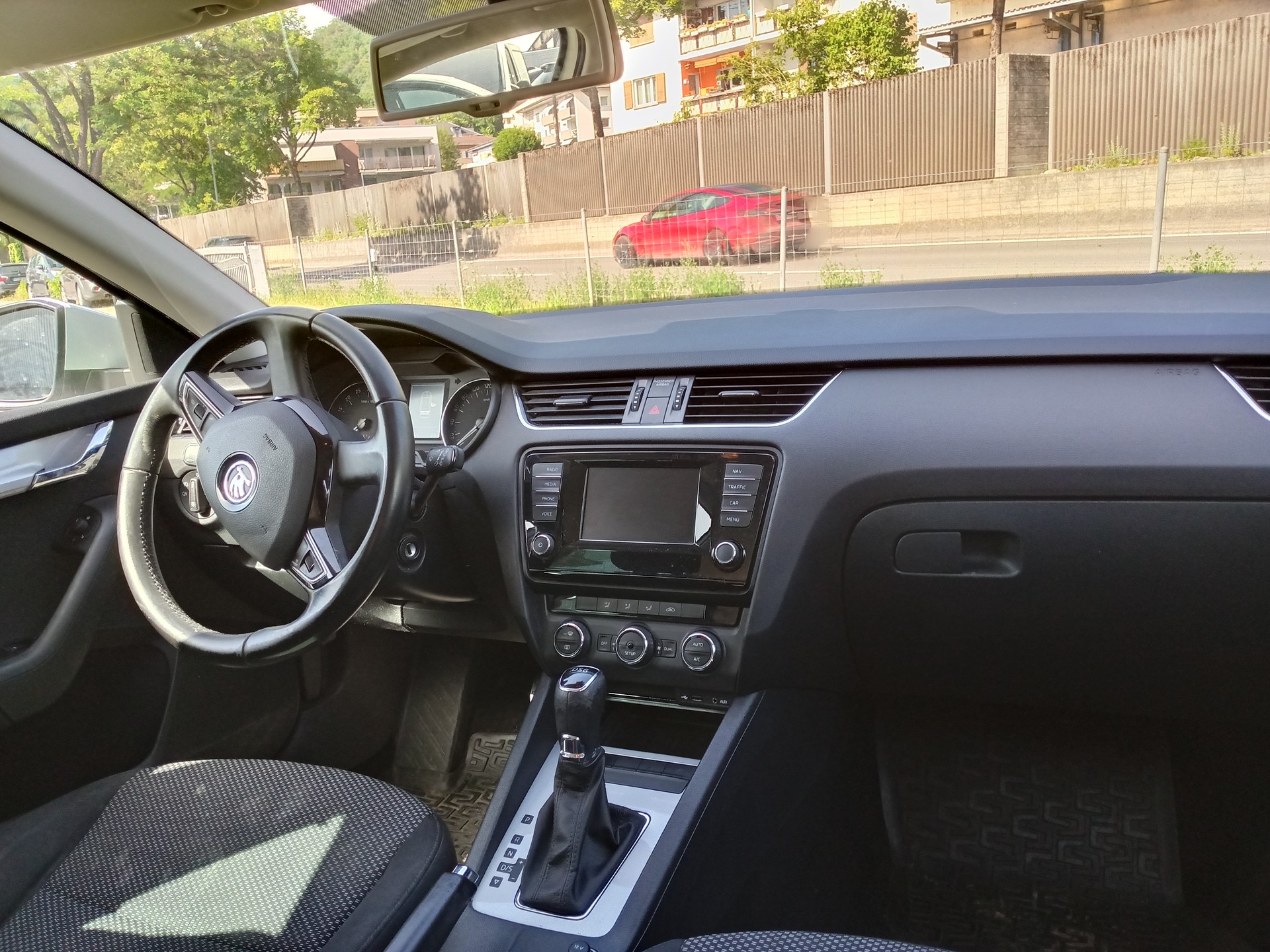 SKODA Octavia Combi 1.6 TDI Fresh DSG-image-9
