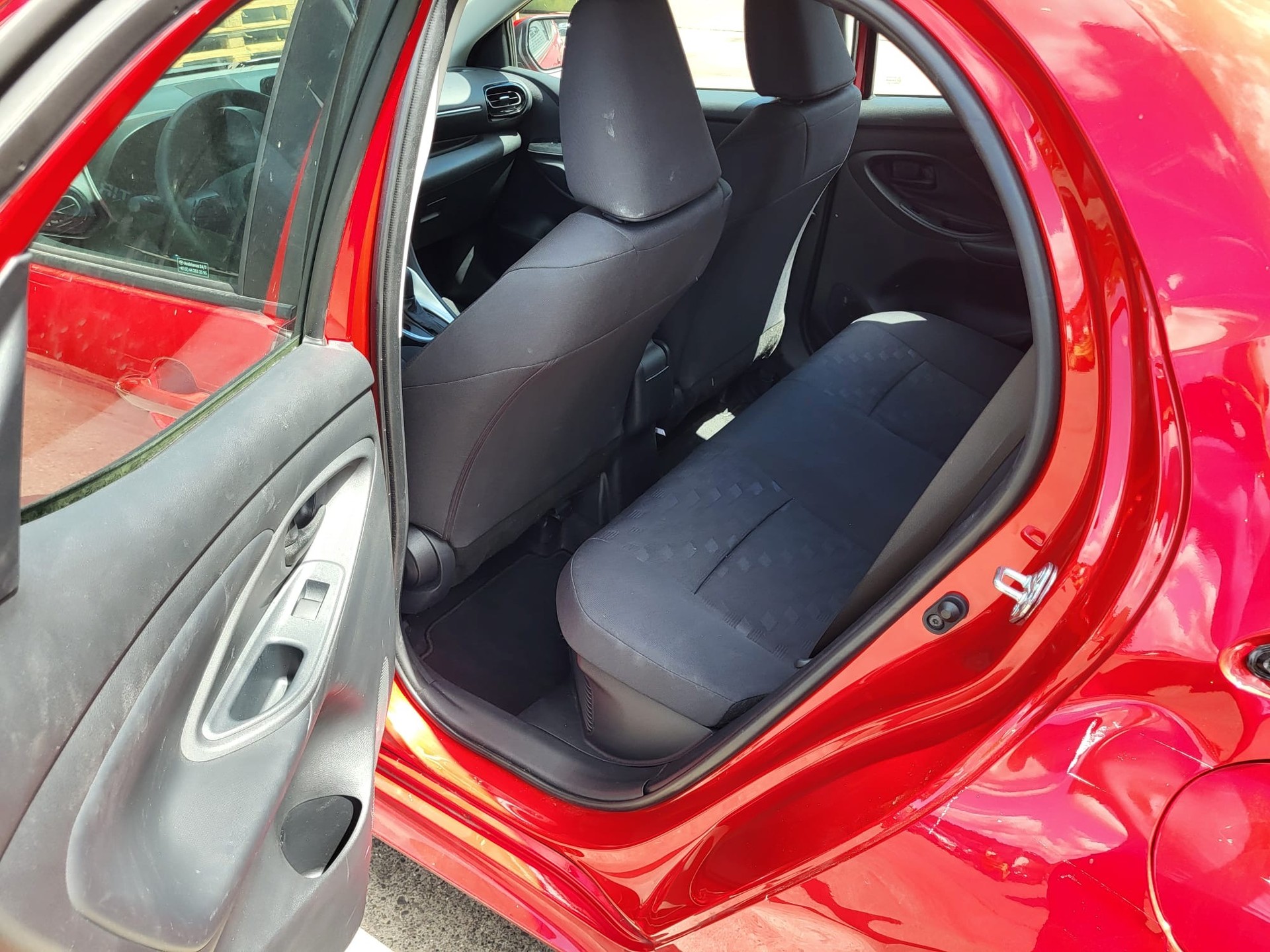TOYOTA Yaris 1.5 Comfort e-CVT-image-9
