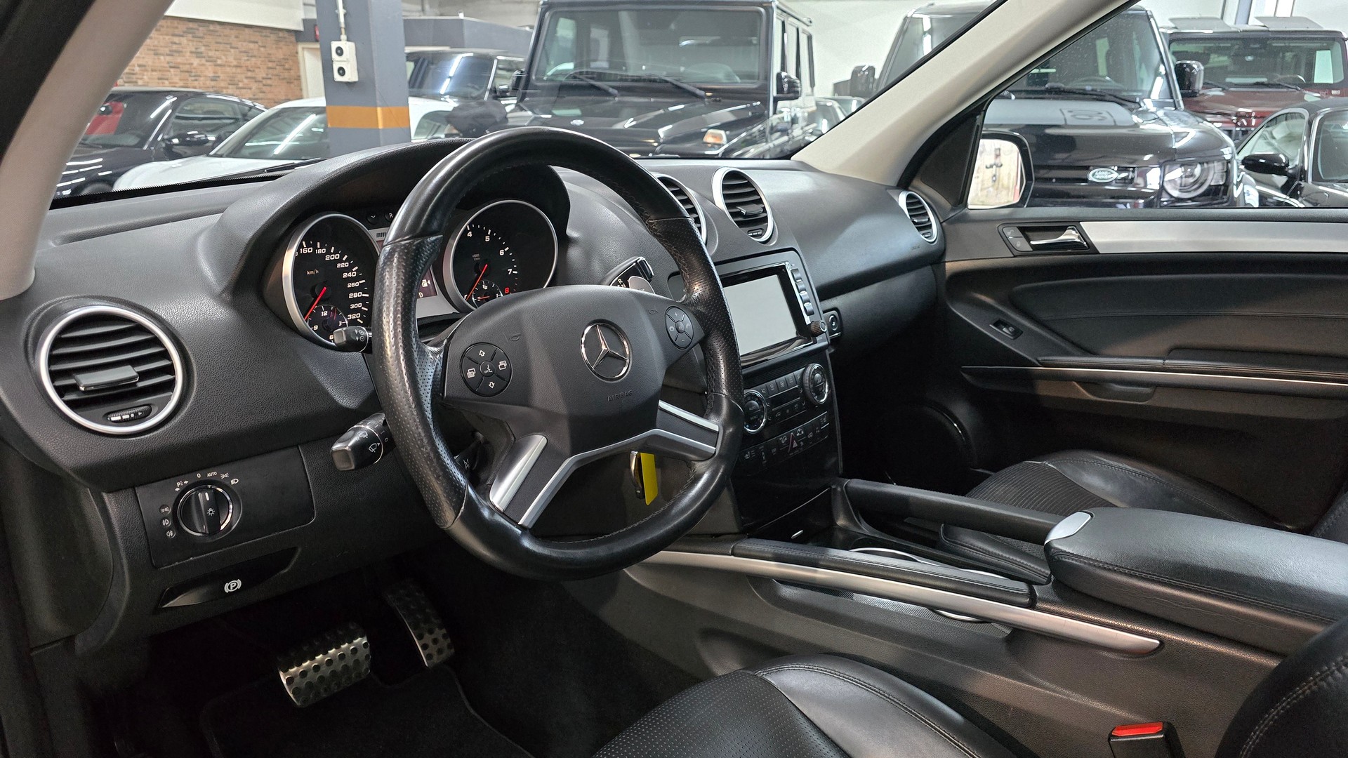 MERCEDES-BENZ ML 63 AMG 4Matic 7G-Tronic-image-17