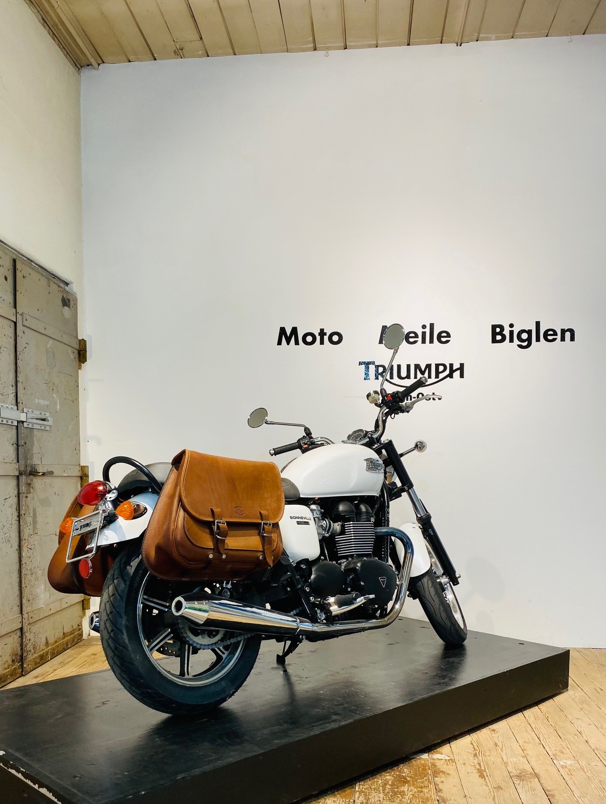TRIUMPH Bonneville 900 i-image-2
