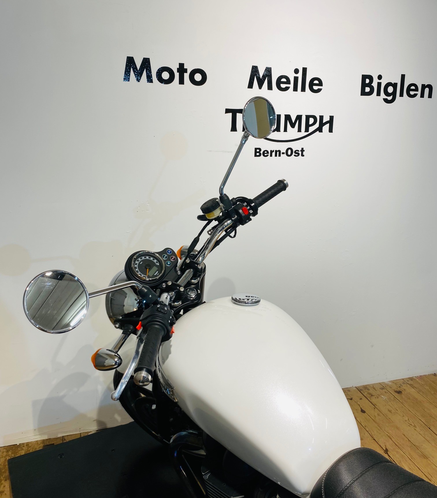 TRIUMPH Bonneville 900 i-image-3