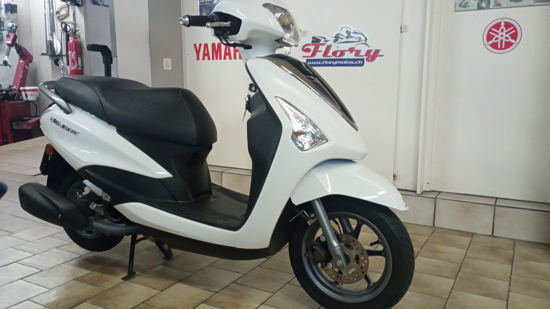 YAMAHA D'elight LTS 125 UBS-image-3