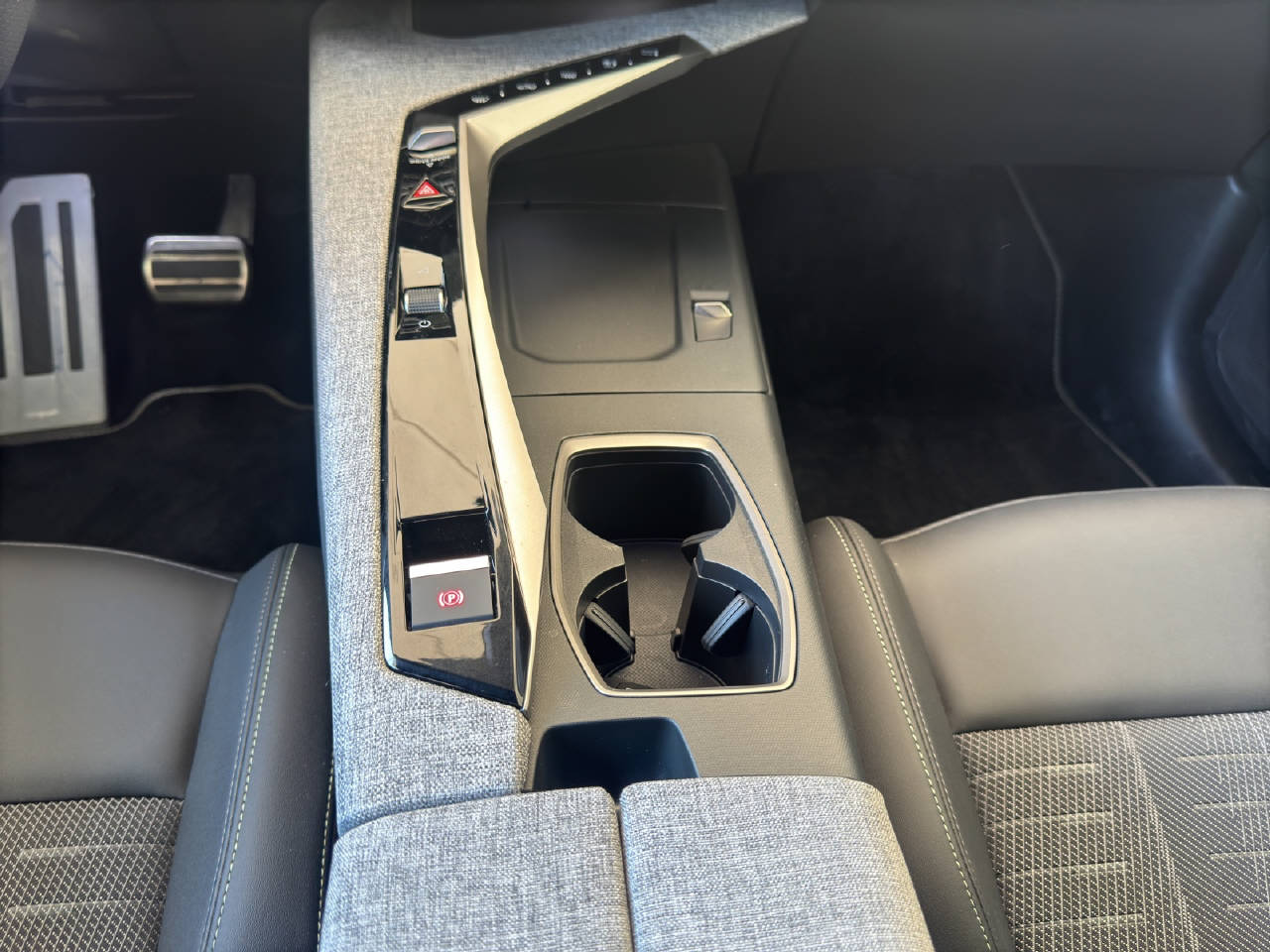 PEUGEOT 5008 1.2 Hybrid GT 145PS 7-Plätzer-image-15